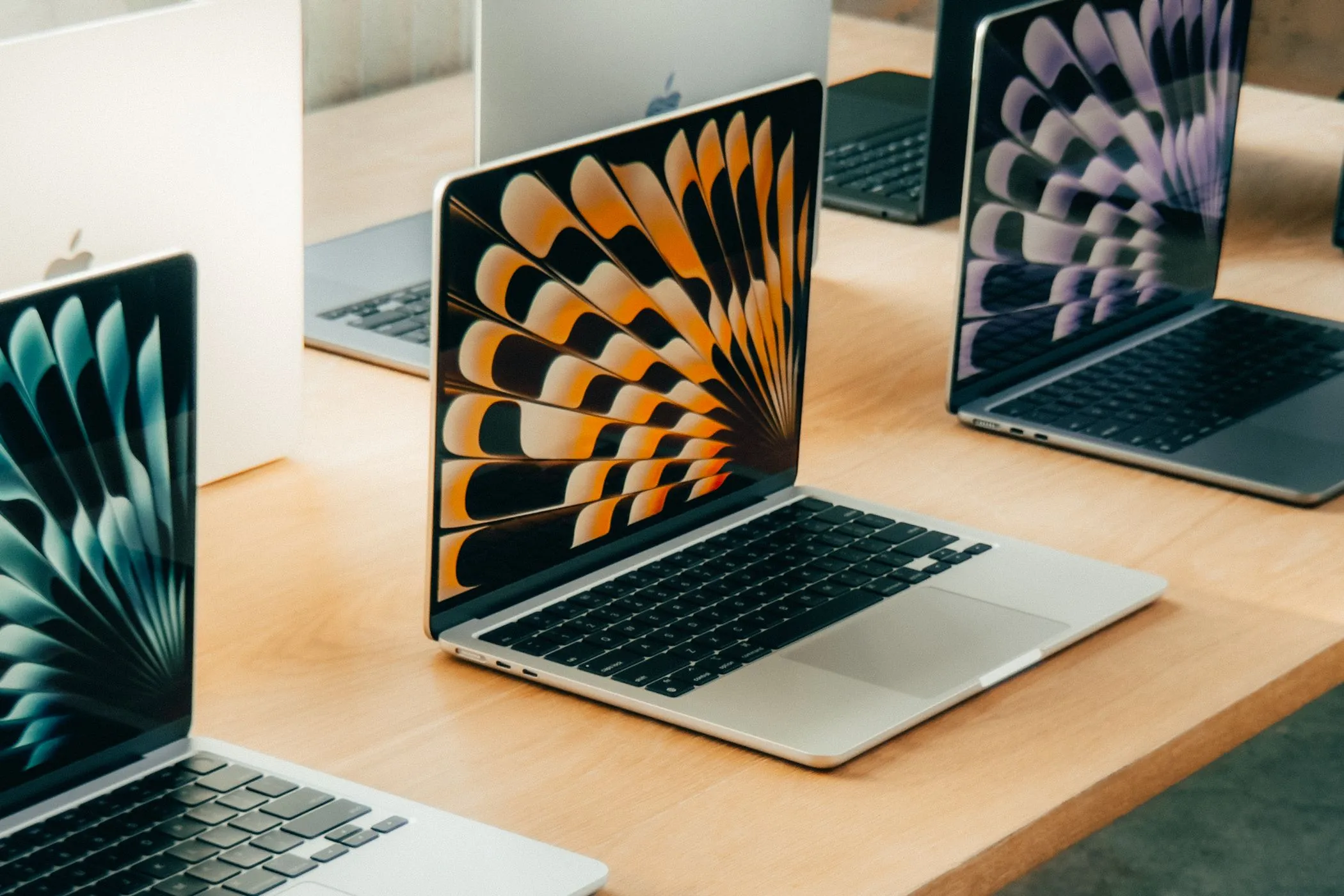 Nhiều laptop MacBook Air 13 inch chip M3 được mở màn hình, sắp xếp cạnh nhau.