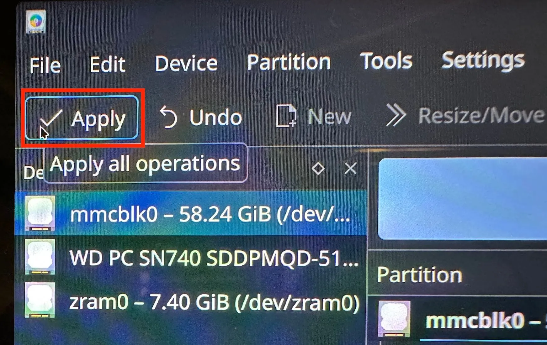 Nút &quot;Apply&quot; ở góc trên bên trái cửa sổ KDE Partition Manager được nhấn, xác nhận áp dụng các thay đổi đã thực hiện lên thẻ SD.