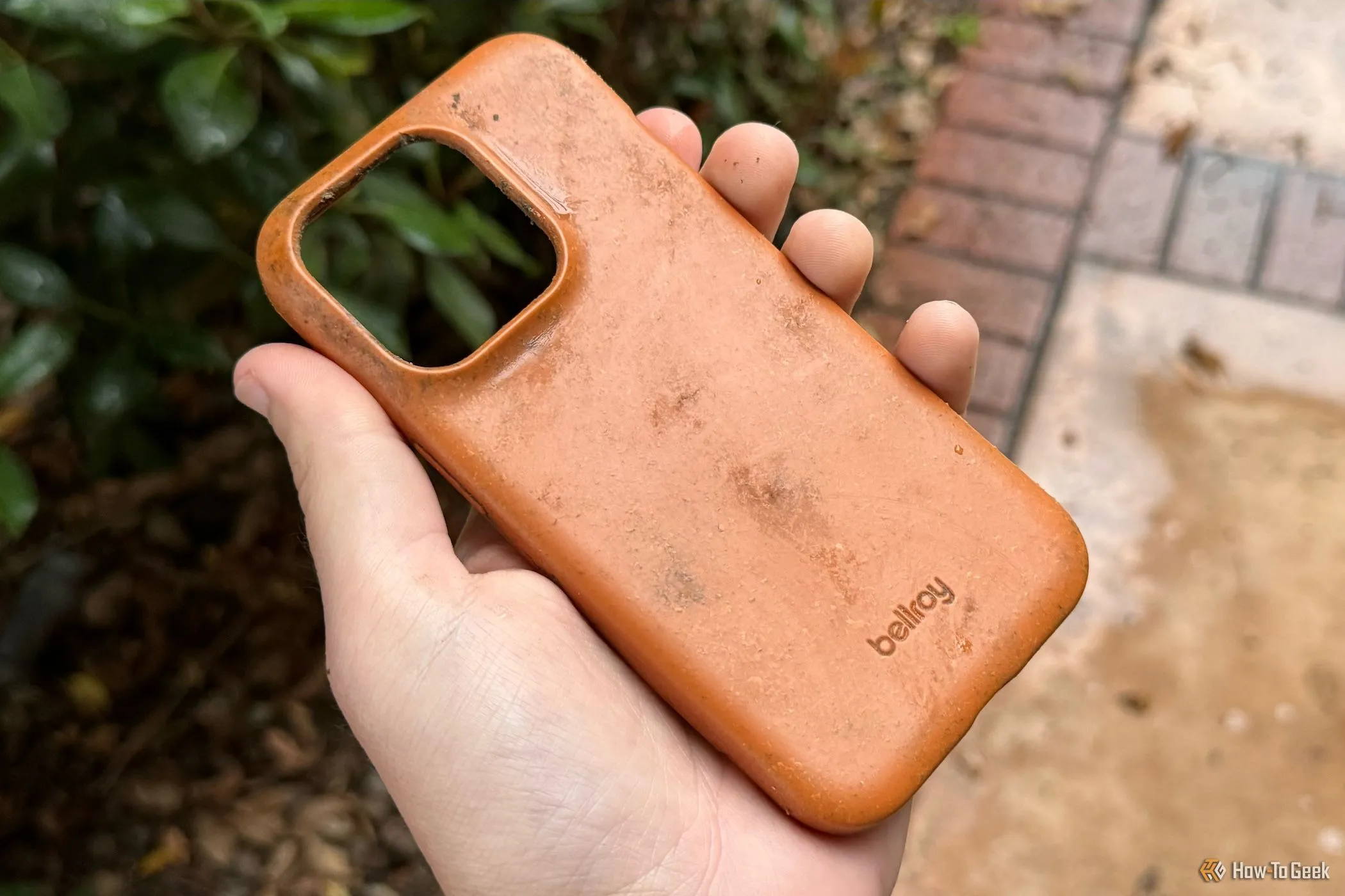 Ốp lưng Bellroy Bio được cầm trên tay người