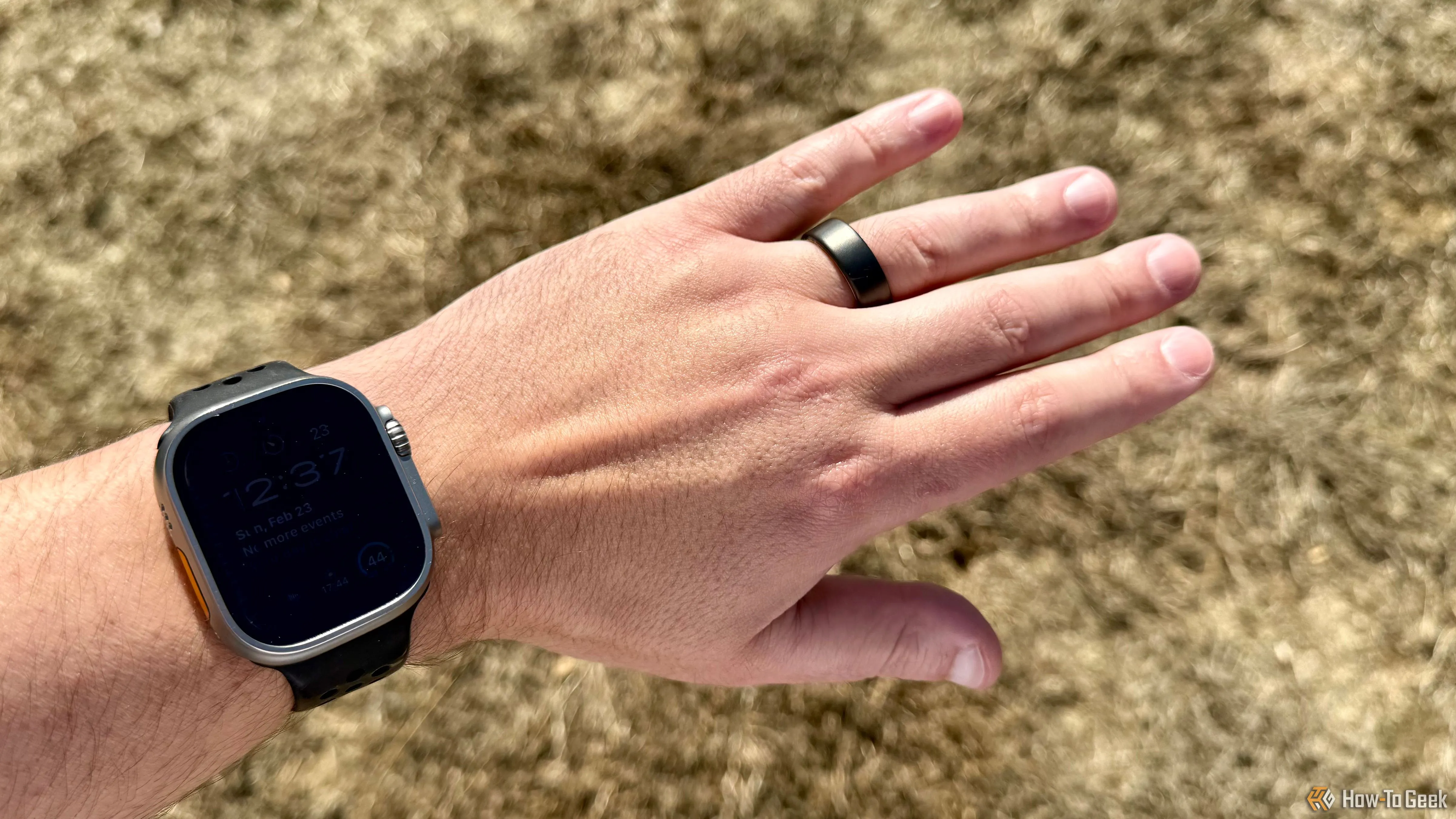 Oura Ring 4 đang đeo trên ngón tay đeo nhẫn bên trái