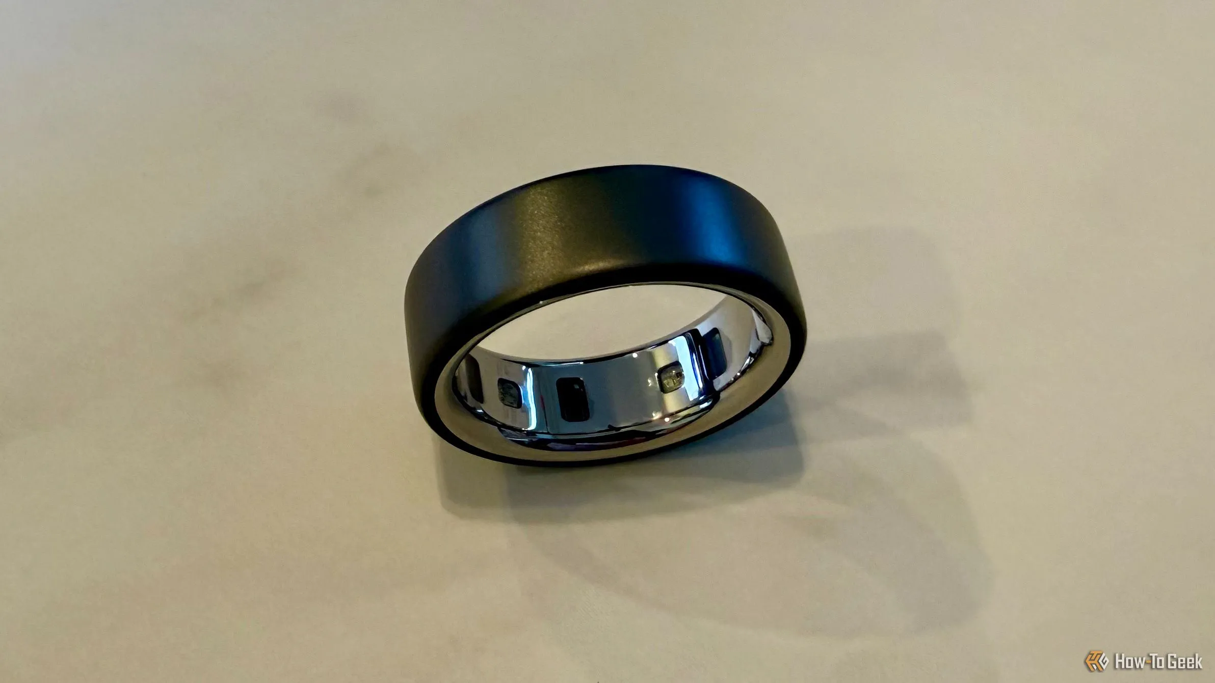 Oura Ring 4 trên mặt bàn hiển thị các cảm biến bên trong