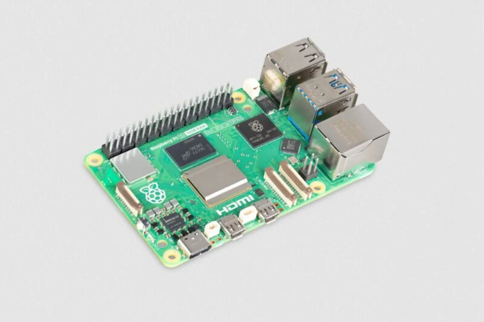 Raspberry Pi 5 B 16GB trên nền xám