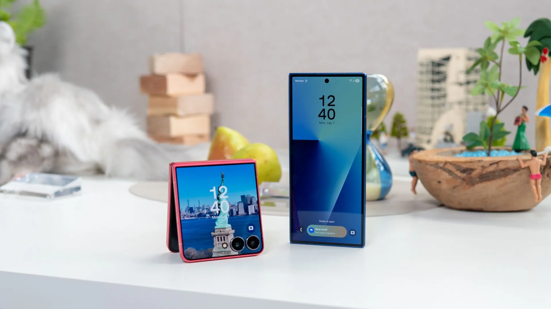 Samsung Galaxy Z Fold 7 đặt cạnh Galaxy Z Flip 7, so sánh kích thước tổng thể của hai mẫu điện thoại gập.