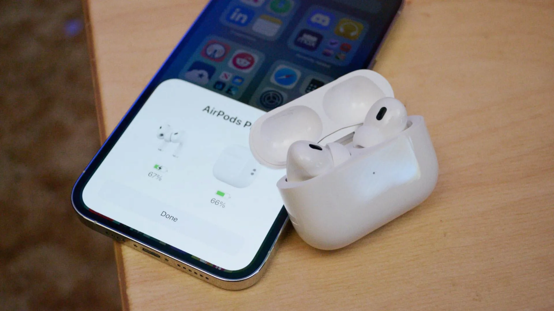 Tai nghe AirPods Pro 2 đang tự động kết nối với iPhone.
