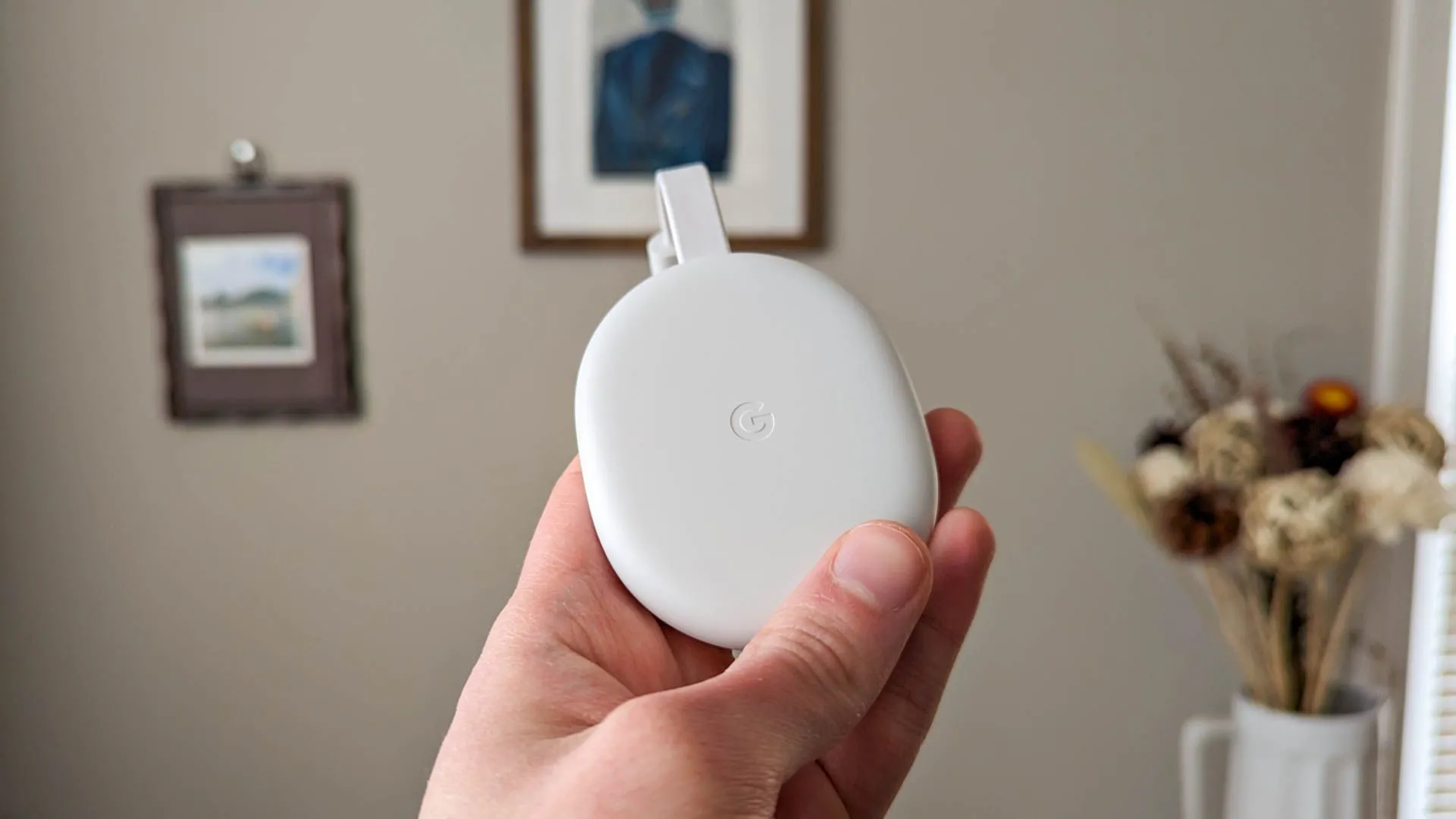 Thiết bị Chromecast với giao diện Google TV hiển thị trên màn hình TV