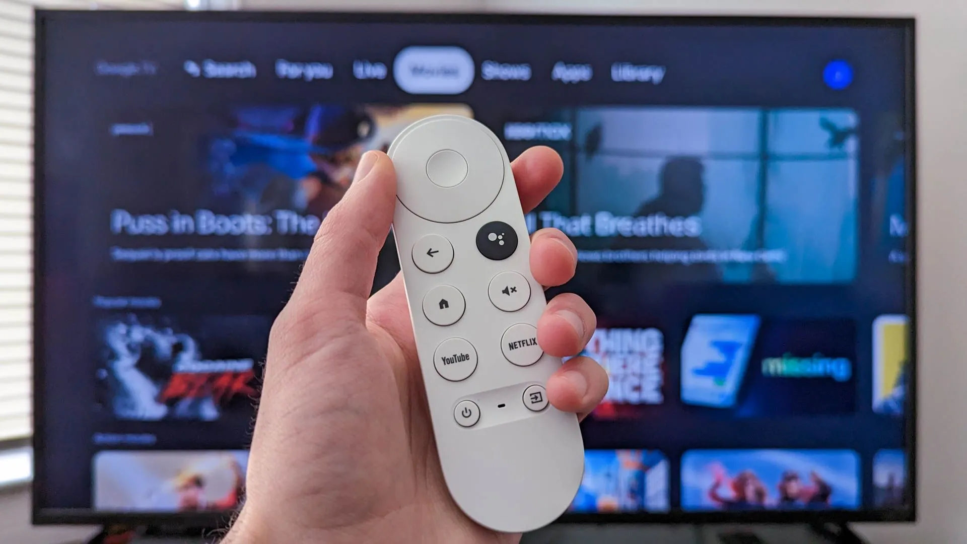Thiết bị Chromecast with Google TV, biểu tượng của khả năng stream nội dung chất lượng cao, sắp nhận bản cập nhật Android 14 mới.