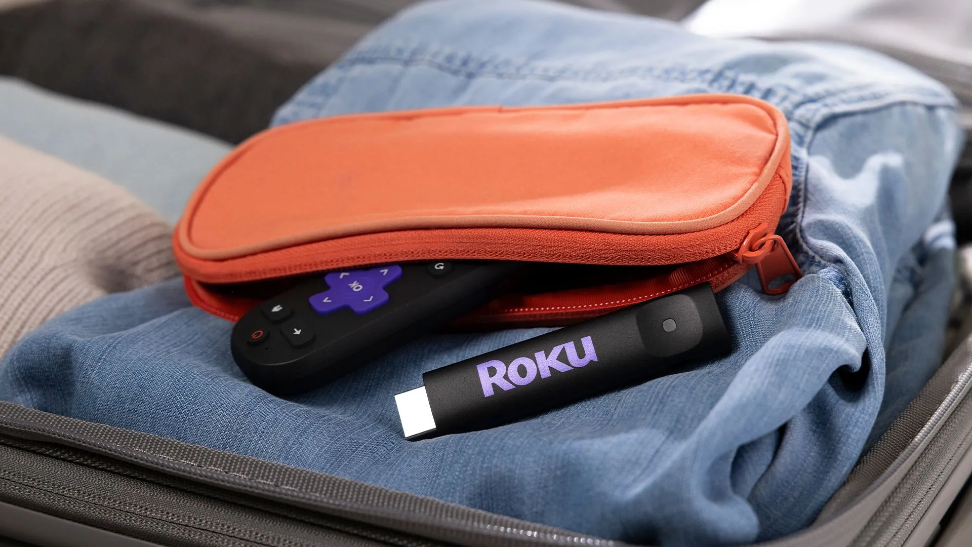 Thiết bị Roku Streaming Stick Plus thế hệ mới nhỏ gọn.