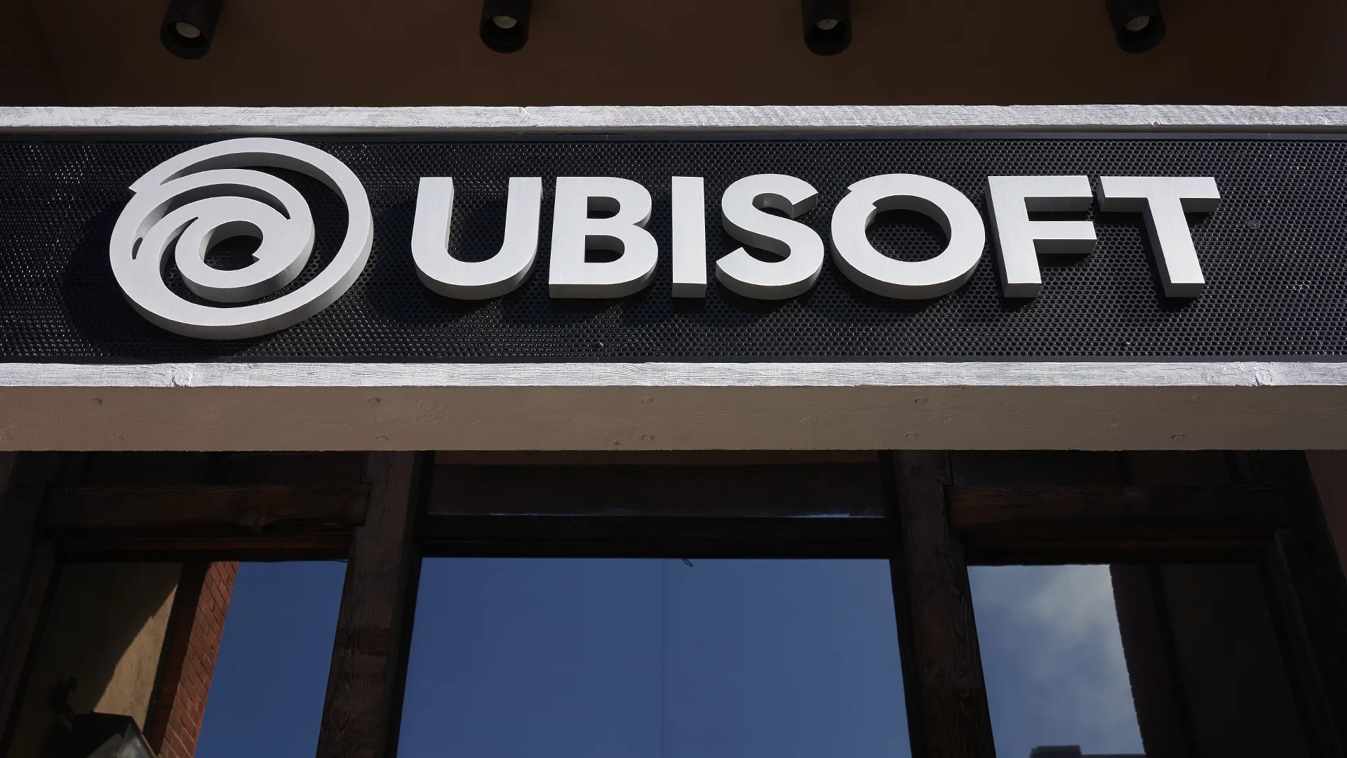 Toàn cảnh mặt tiền trụ sở Ubisoft, đại diện cho công ty đang đối mặt với cáo buộc thu thập dữ liệu game thủ.