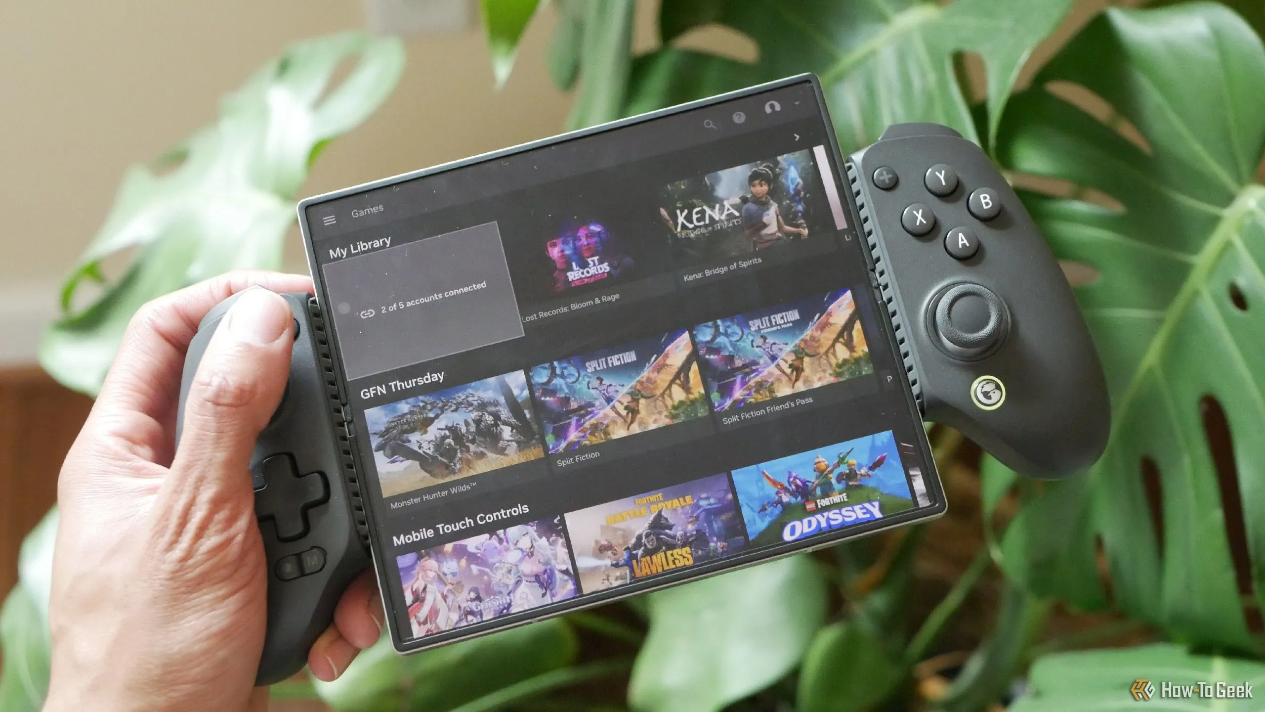Trải nghiệm chơi game NVIDIA GeForce NOW trên Galaxy Z Fold 6 với tay cầm GameSir G8+, biến điện thoại thành máy chơi game cầm tay.