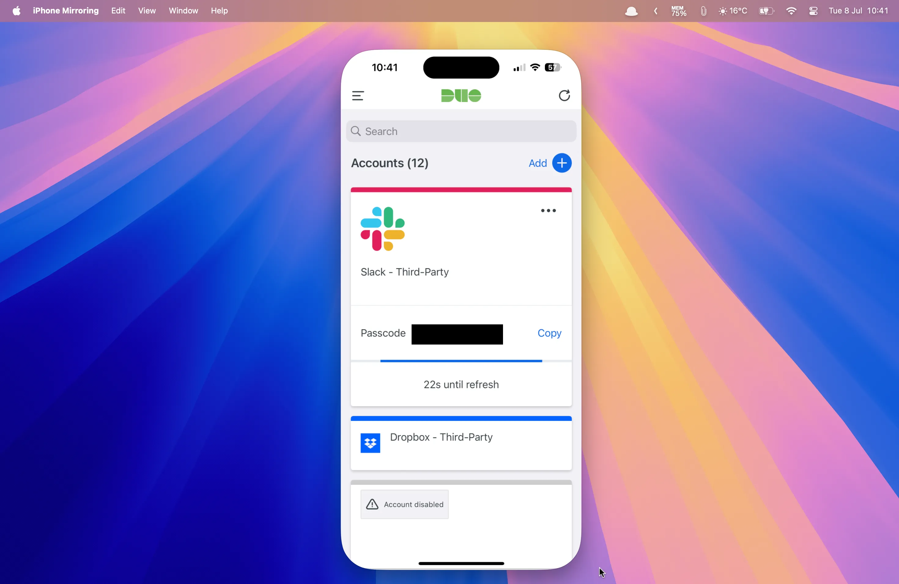 Ứng dụng xác thực hai yếu tố Duo Mobile hiển thị trên màn hình Mac thông qua iPhone Mirroring, cho phép tạo mã 2FA tiện lợi.
