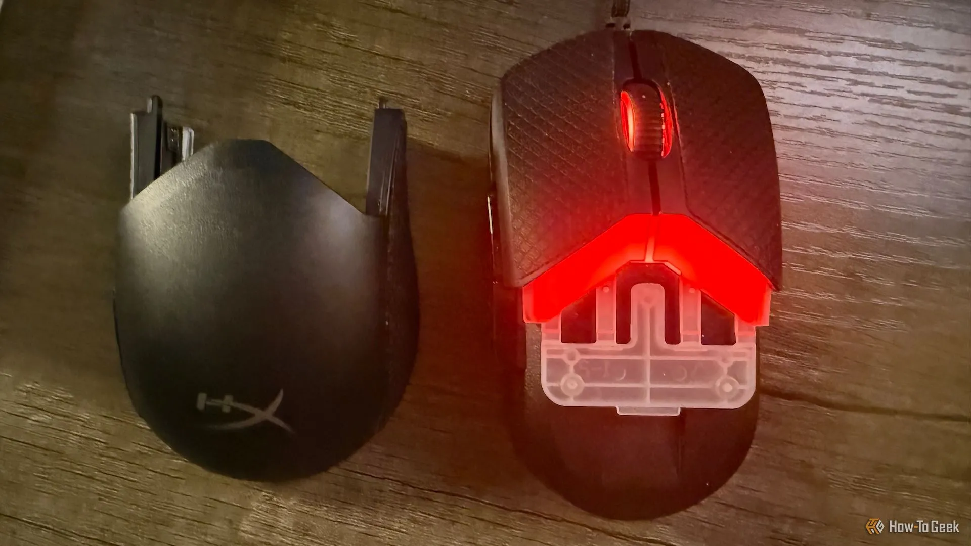 Vỏ chuột HyperX Pulsefire Saga được tháo rời, cho thấy khả năng thay thế module dễ dàng.