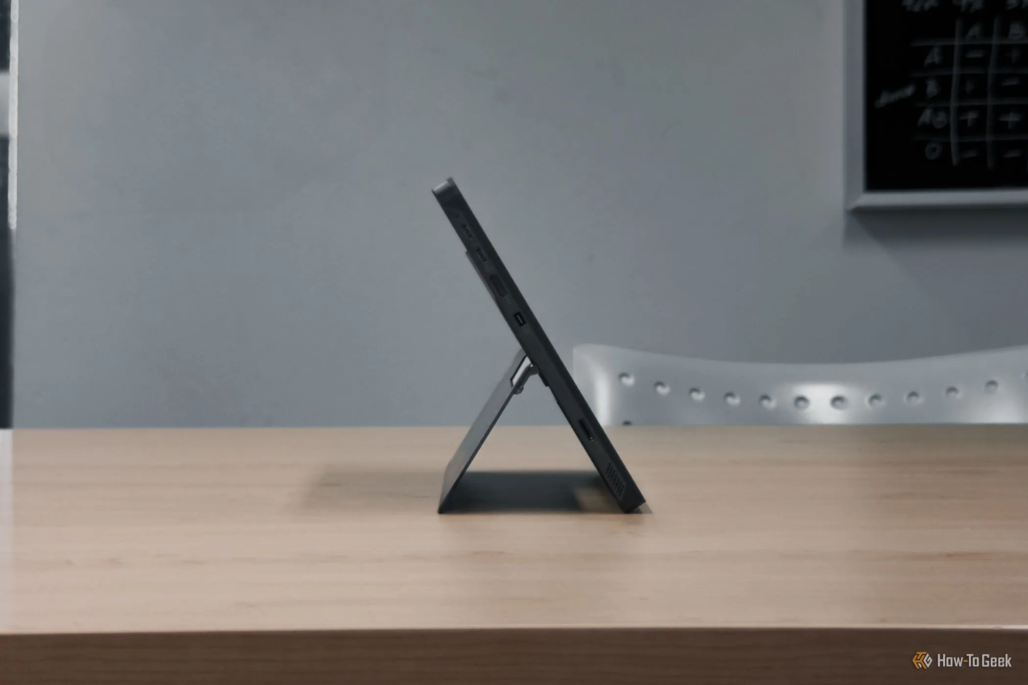 Ảnh chụp cạnh bên ASUS ROG Flow Z13, cho thấy độ dày đặc trưng của một chiếc tablet hiệu năng cao