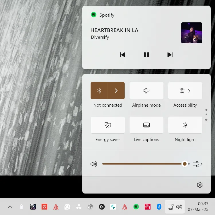 Ảnh chụp màn hình Trung tâm Hành động của Windows 11 hiển thị Spotify đang phát, minh họa vị trí điều khiển media ảo sau khi bỏ pop-up phản hồi.