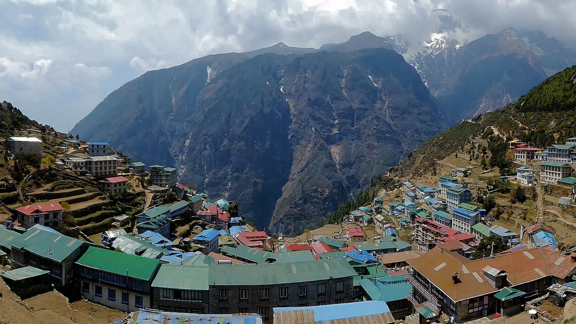 Ảnh chụp từ góc nhìn trên cao của Namche Bazaar, Nepal, cho thấy một phối cảnh độc đáo và tổng quan hơn về cảnh quan núi non hùng vĩ.
