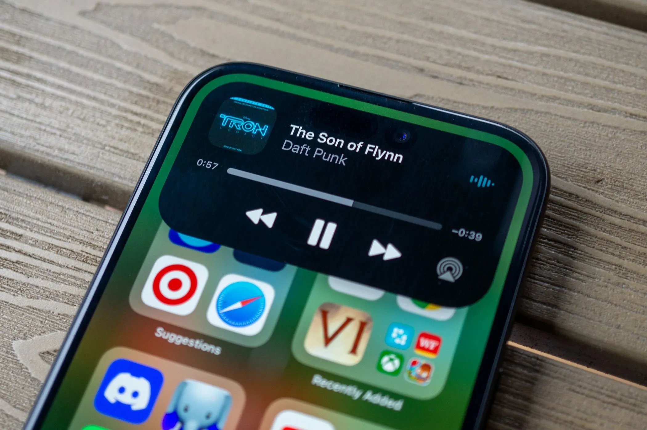 Apple iPhone 15 hiển thị Dynamic Island với giao diện điều khiển nhạc