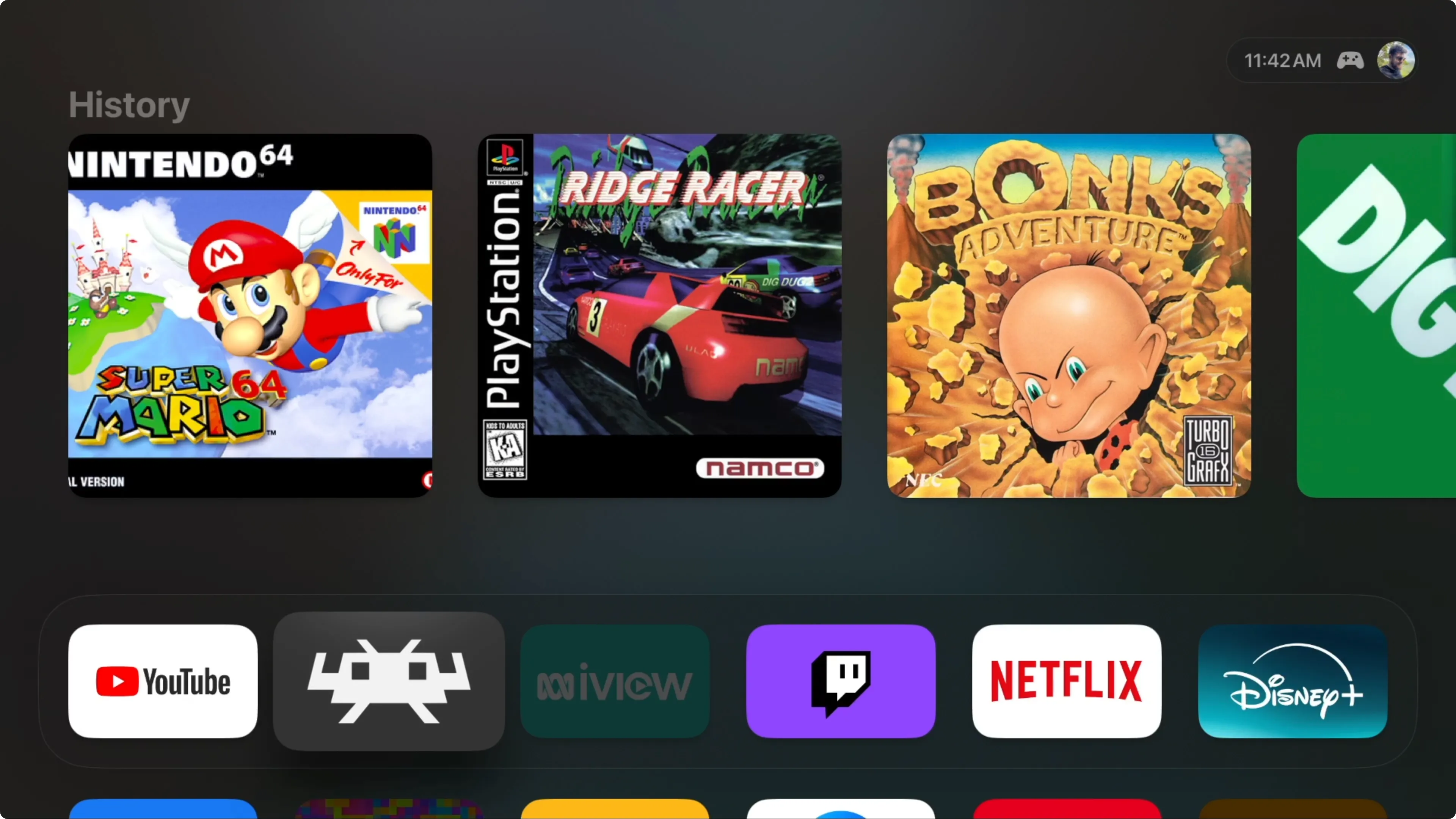 Apple TV với RetroArch trên màn hình chính, hiển thị các biểu tượng ứng dụng.