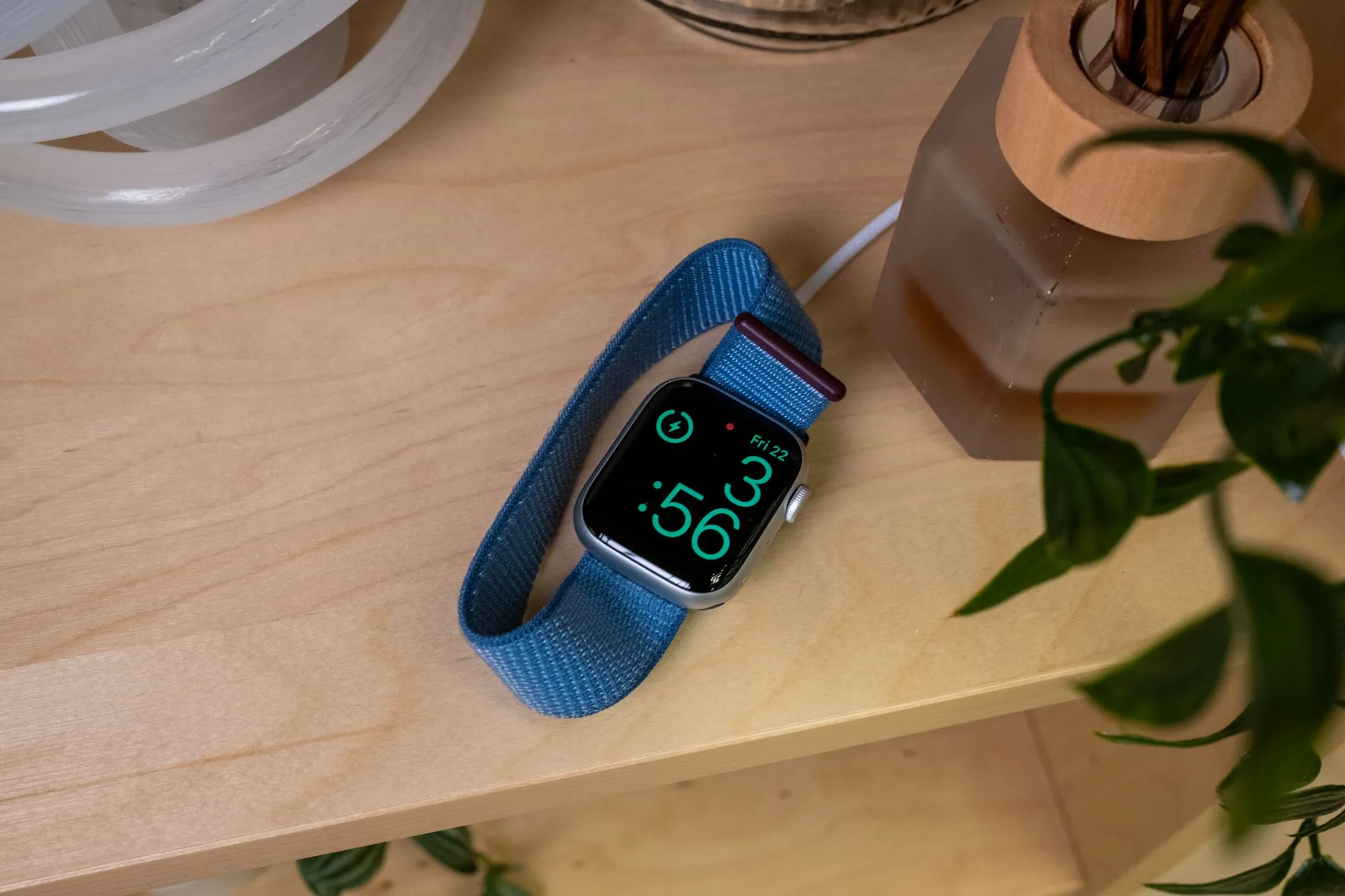 Apple Watch Series 9 đang được sạc trên bàn, minh họa cảnh quan thuộc về người dùng thiết bị Apple.