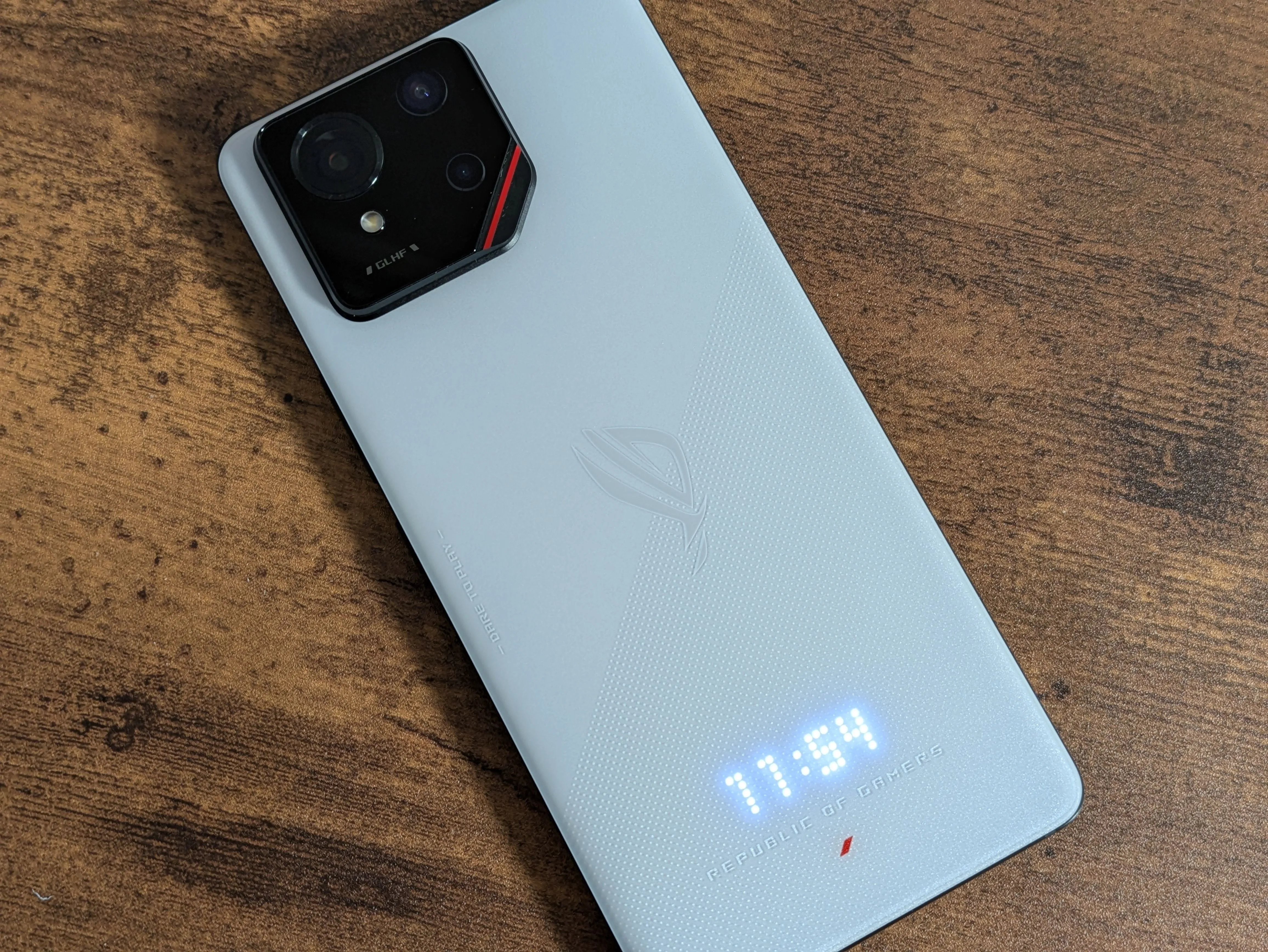 ASUS ROG Phone 9 hiển thị thời gian với tính năng AniMe Vision, nhấn mạnh phong cách gaming.