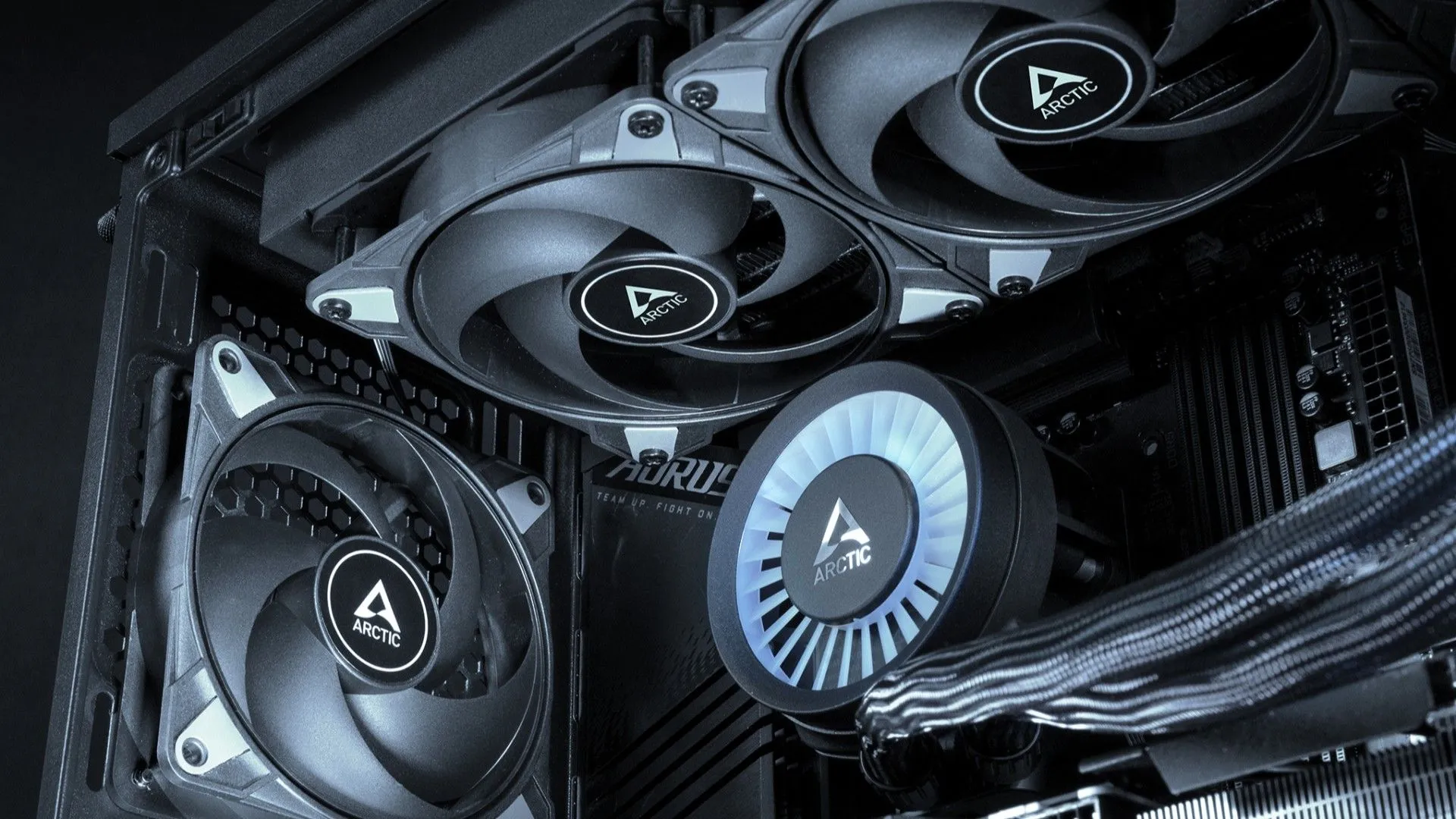 Ba quạt ARCTIC P12 Max được lắp đặt gọn gàng bên trong vỏ case PC.