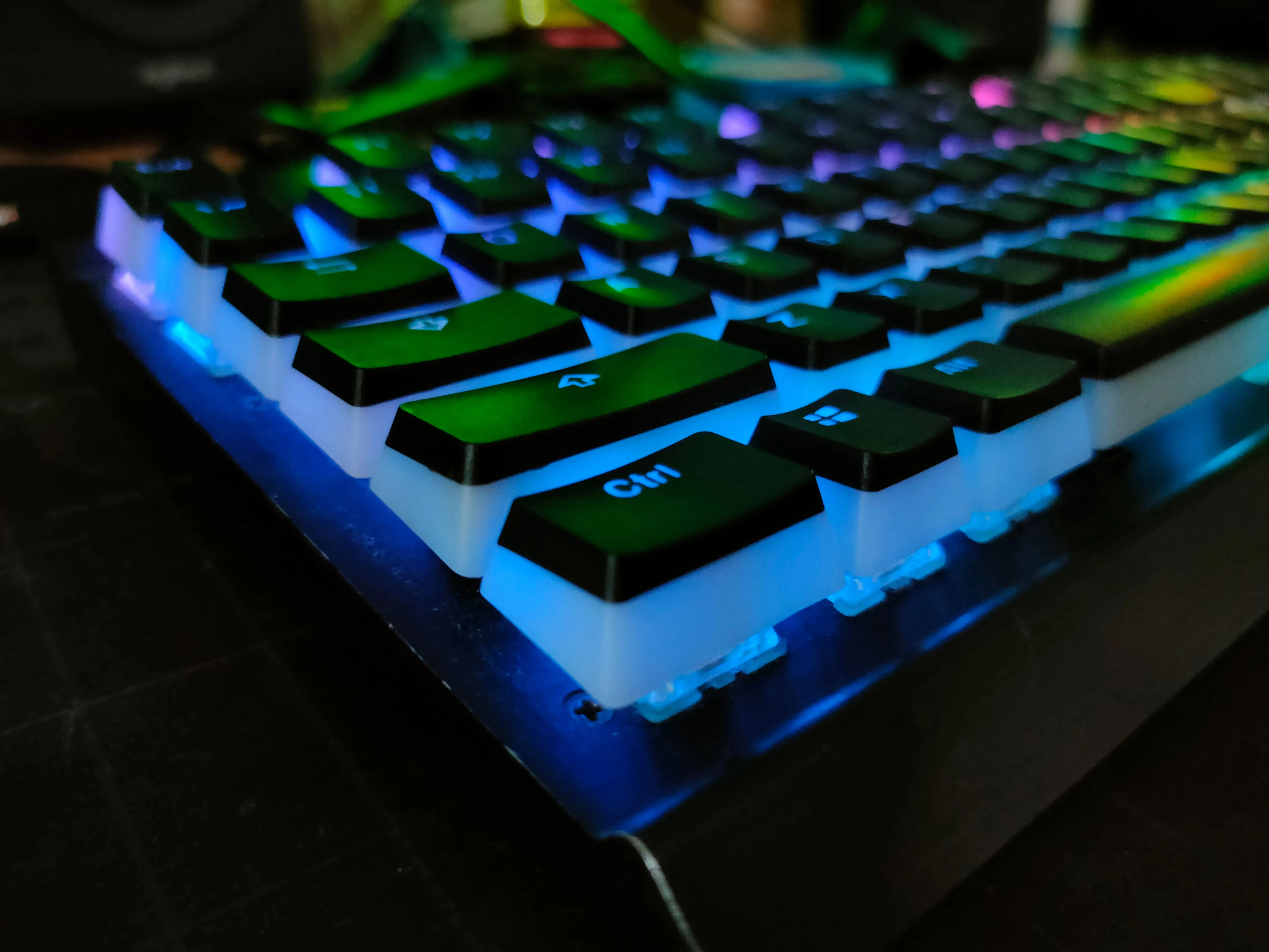Bàn phím cơ có dây Corsair K70 với đèn RGB và keycap pudding