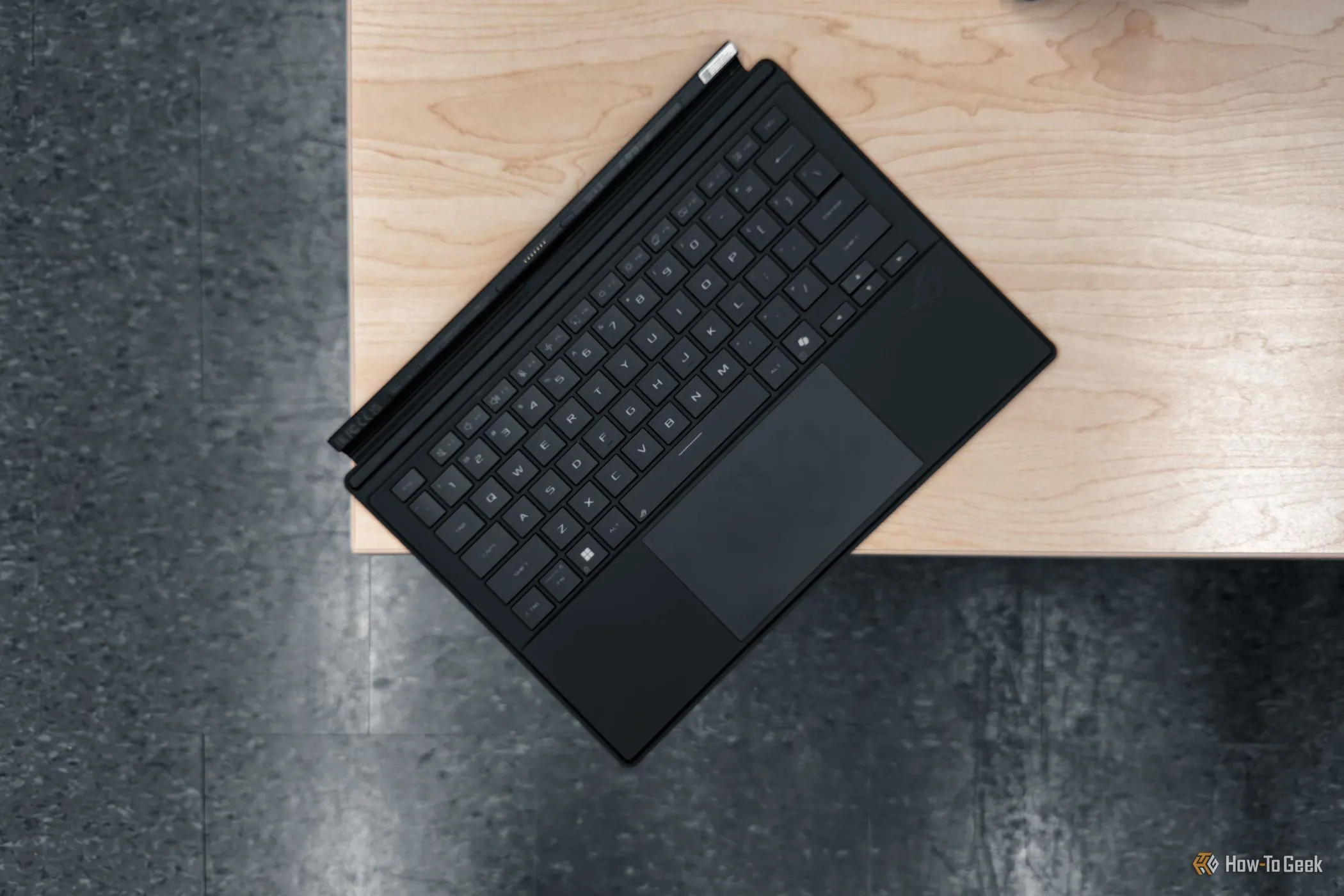 Bàn phím cover của ASUS ROG Flow Z13 đặt trên bàn gỗ, thể hiện thiết kế tiện dụng và trải nghiệm gõ tốt