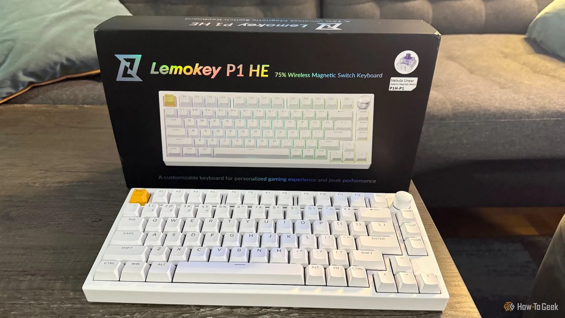 Bàn phím gaming Lemokey P1 HE cùng hộp sản phẩm, thể hiện sự hoàn chỉnh của gói hàng.