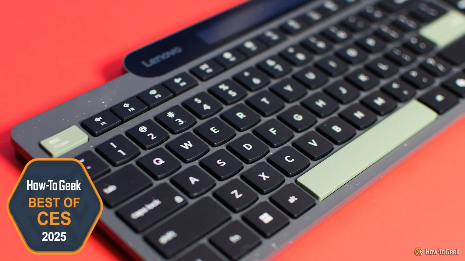 Bàn phím không dây tự sạc của Lenovo tại gian hàng CES 2025.