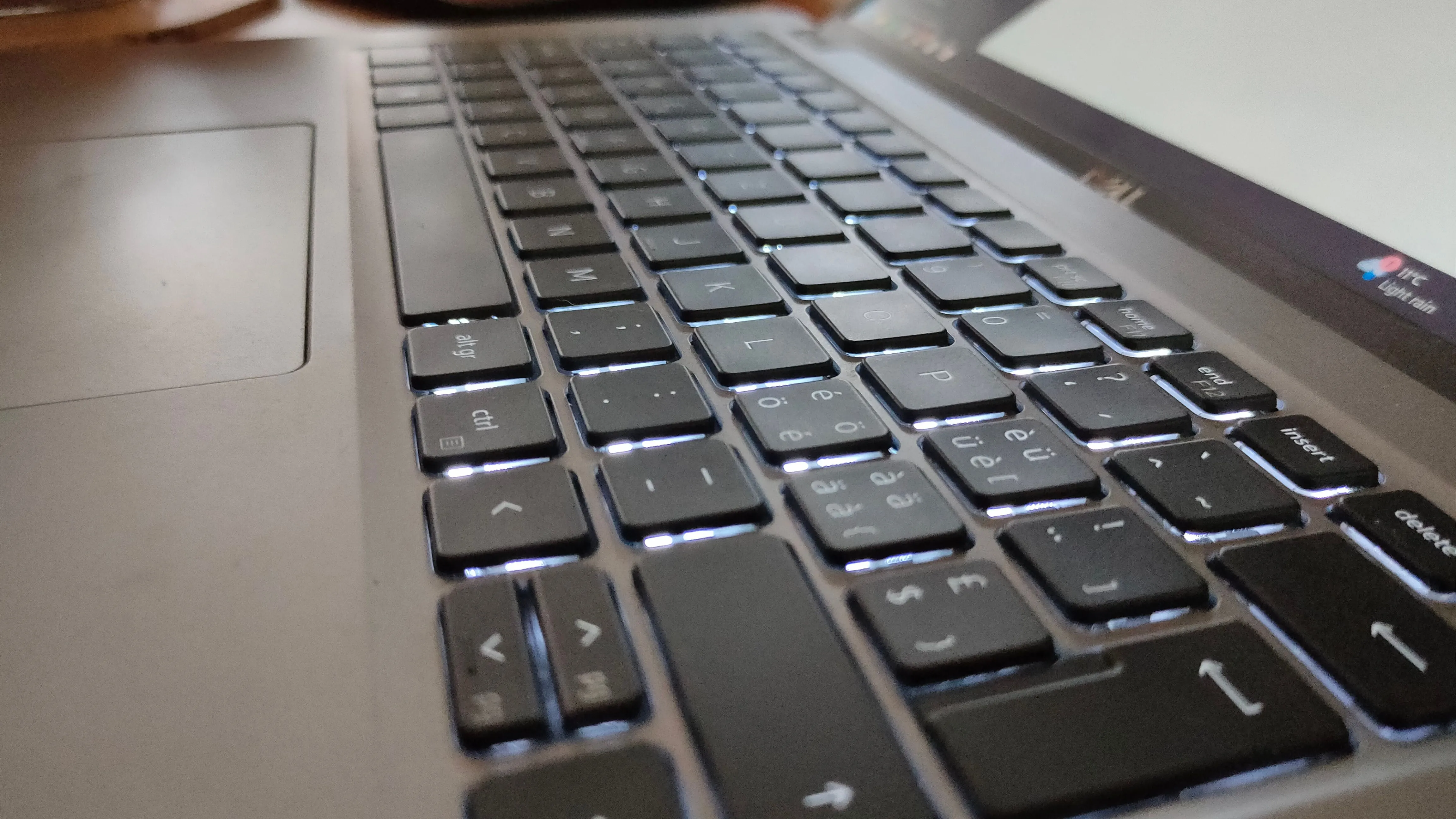 Bàn phím laptop có đèn nền trong môi trường thiếu sáng