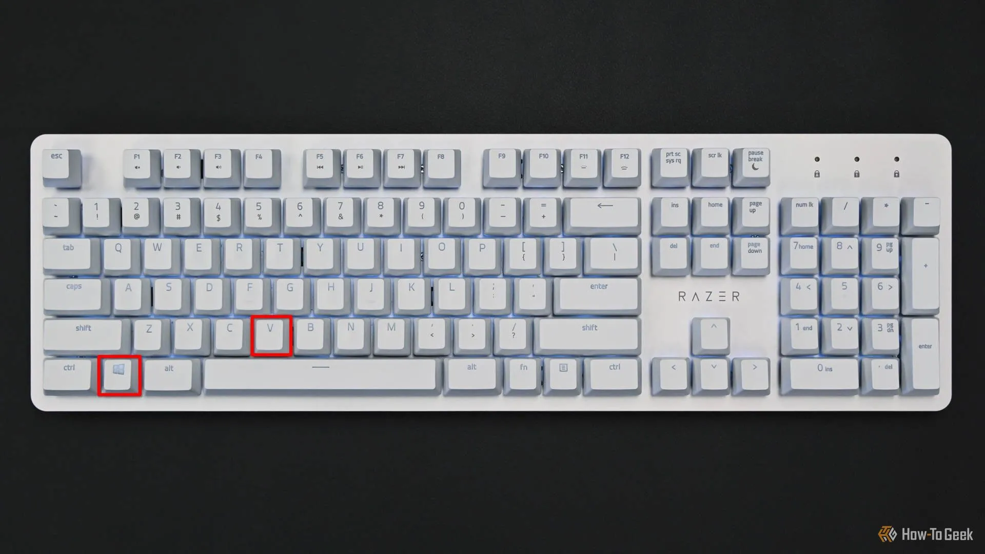 Bàn phím màu trắng với các ô đỏ đánh dấu phím Meta và V, minh họa phím tắt mở lịch sử clipboard của KDE Plasma