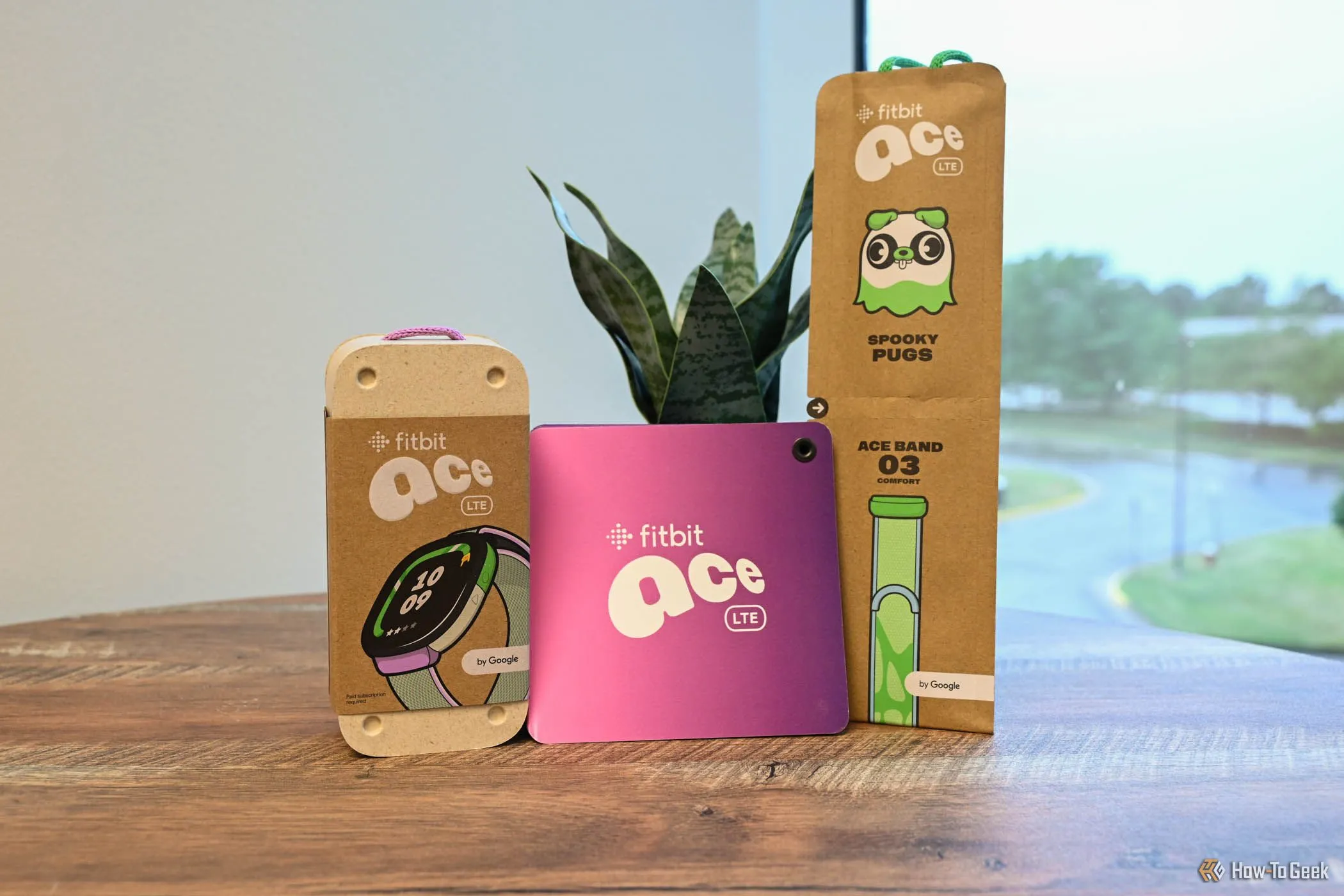 Bao bì sản phẩm công nghệ Fitbit Ace LTE làm từ vật liệu tái chế, một ví dụ về marketing xanh.
