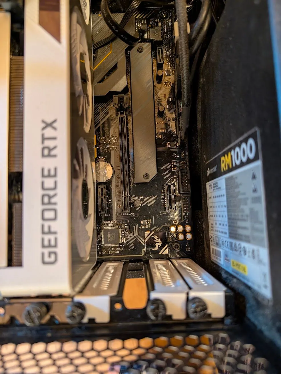 Bên trong thùng máy tính bàn, hiển thị các linh kiện và khe cắm PCIe.