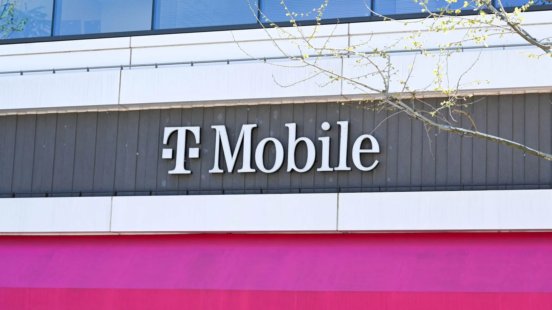 Biển hiệu cửa hàng T-Mobile với logo quen thuộc màu hồng, đại diện cho nhà mạng đang tung ra các gói cước di động mới.