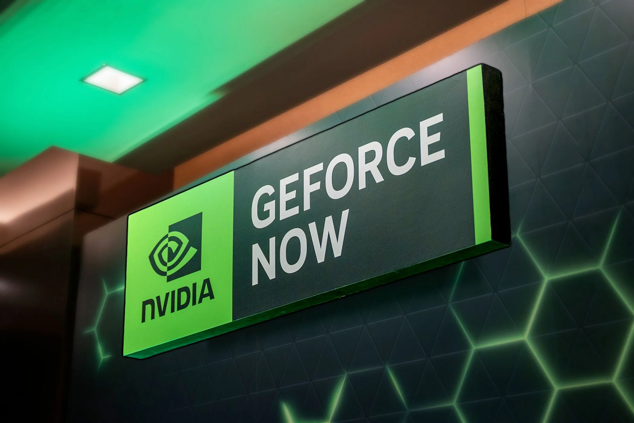 Biển hiệu NVIDIA GeForce NOW tại CES 2024, nhấn mạnh sự hiện diện và uy tín của dịch vụ điện toán đám mây