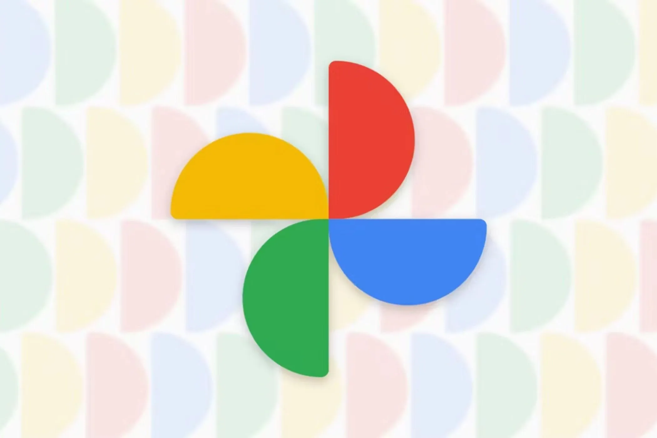 Biểu tượng Google Photos trên nền các hình bán nguyệt nhiều màu sắc, tượng trưng cho dịch vụ lưu trữ ảnh số của Google.