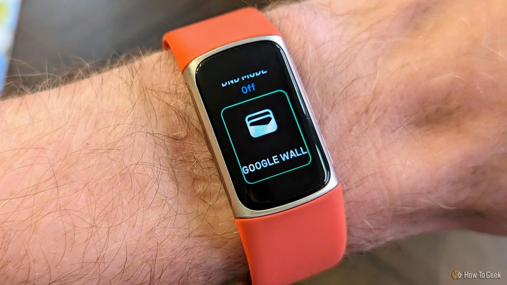 Biểu tượng Google Wallet hiển thị trên màn hình Fitbit Charge 6