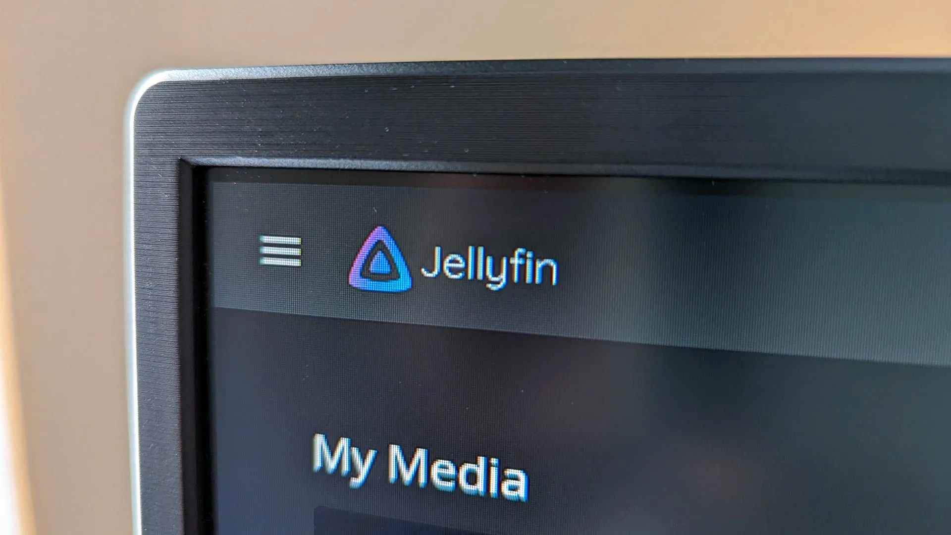 Biểu tượng máy chủ đa phương tiện Jellyfin trên màn hình máy tính, một ví dụ về dịch vụ giải trí có thể tự lưu trữ