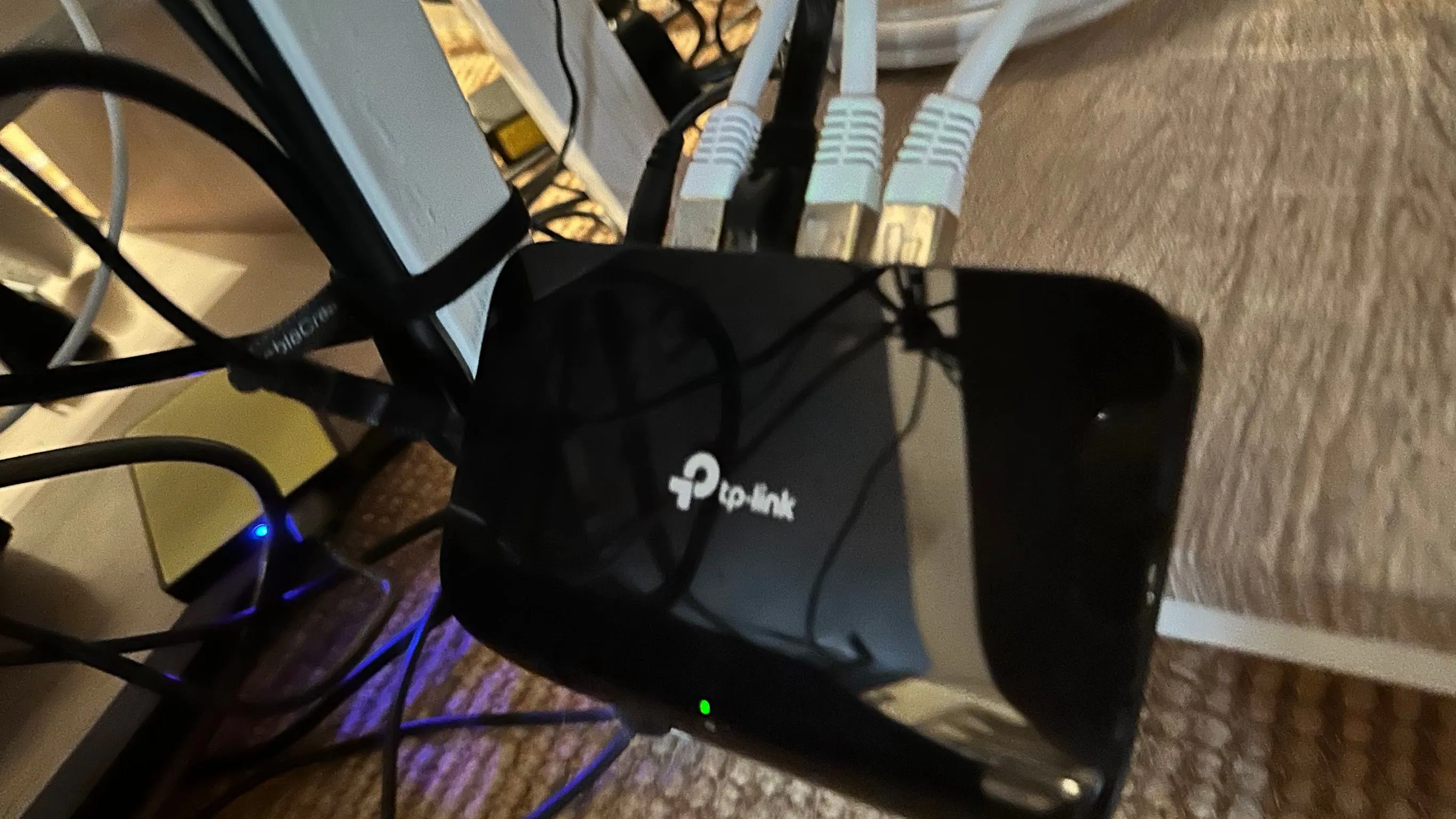 Bộ chia mạng với bốn cáp Ethernet đang được kết nối
