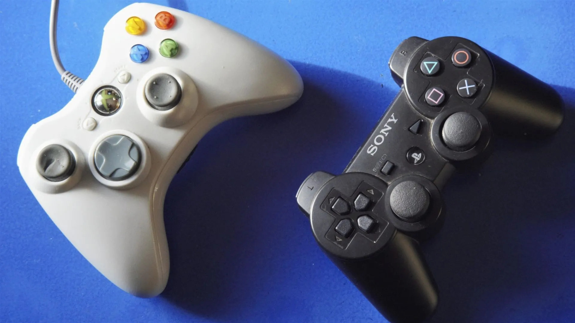 Bộ điều khiển Xbox 360 và PlayStation 3, biểu tượng của sự phân chia nền tảng trước đây.