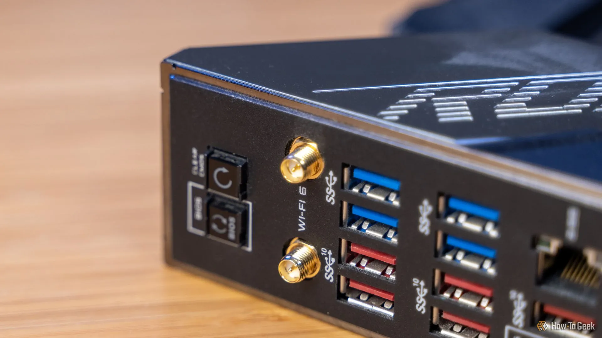 Bo mạch chủ với các cổng USB và kết nối anten Wi-Fi phía sau.