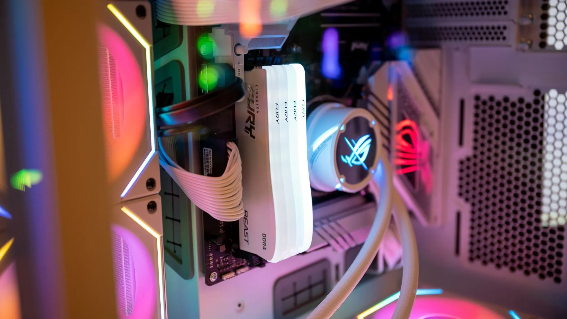Bộ nhớ RAM Kingston FURY Beast DDR4 RGB Special Edition được lắp đặt trong một dàn PC chơi game, minh họa linh kiện có thể nâng cấp bằng tiền tiết kiệm.