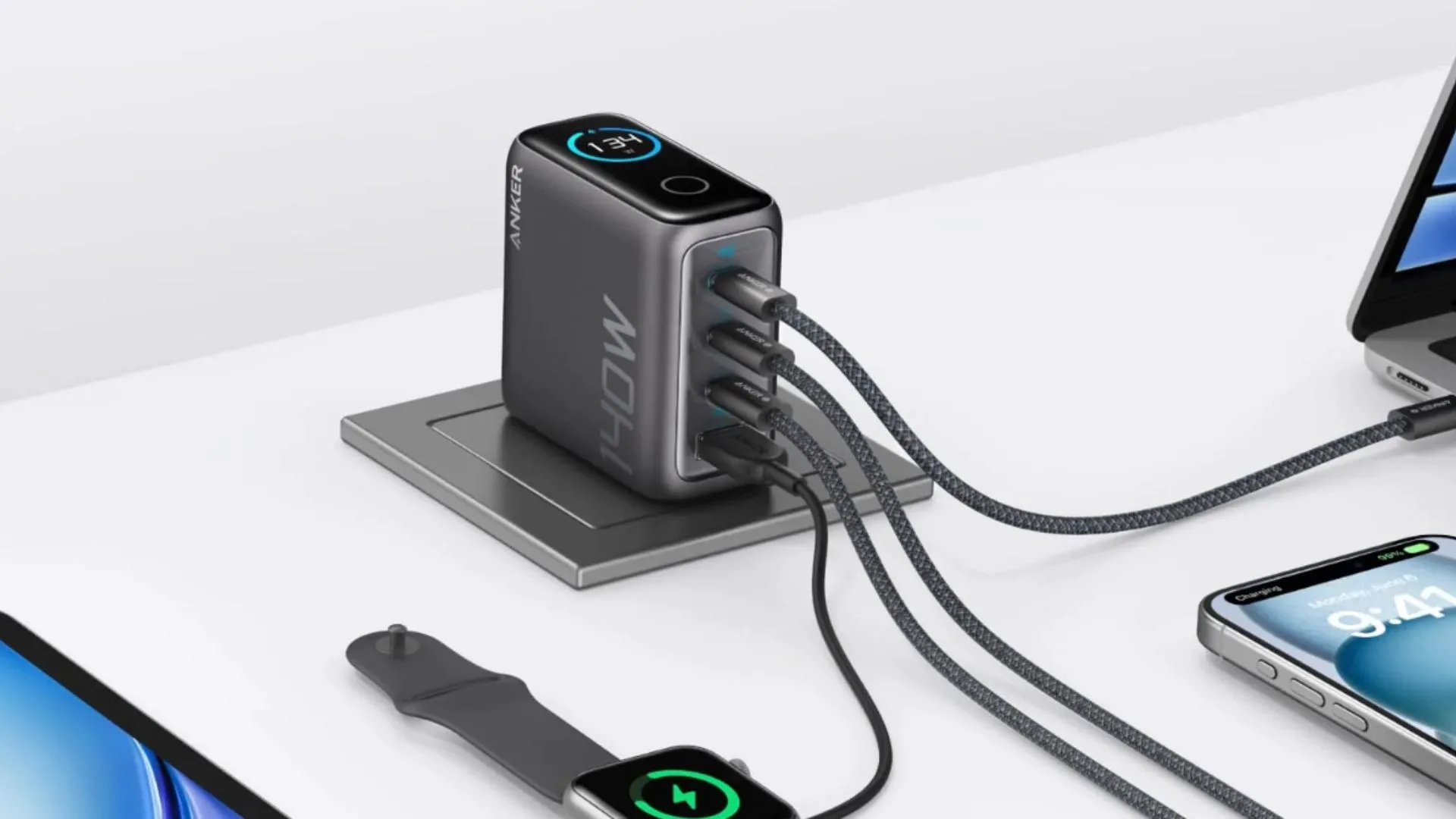 Bộ sạc tường Anker 140W với các cổng cắm phía dưới, giúp cáp gọn gàng khi đặt trên bàn làm việc.