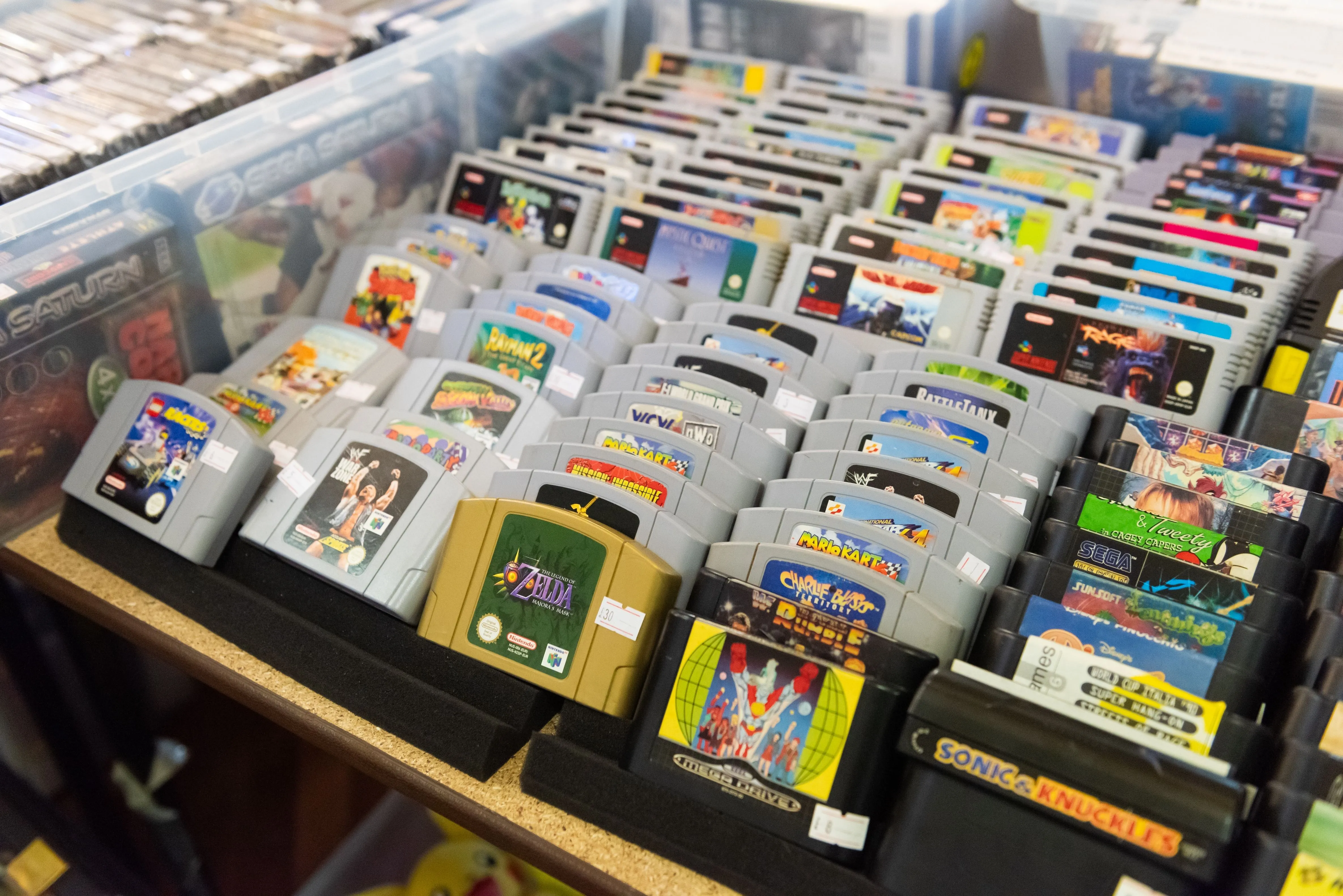 Bộ sưu tập băng game Nintendo N64 trên bàn