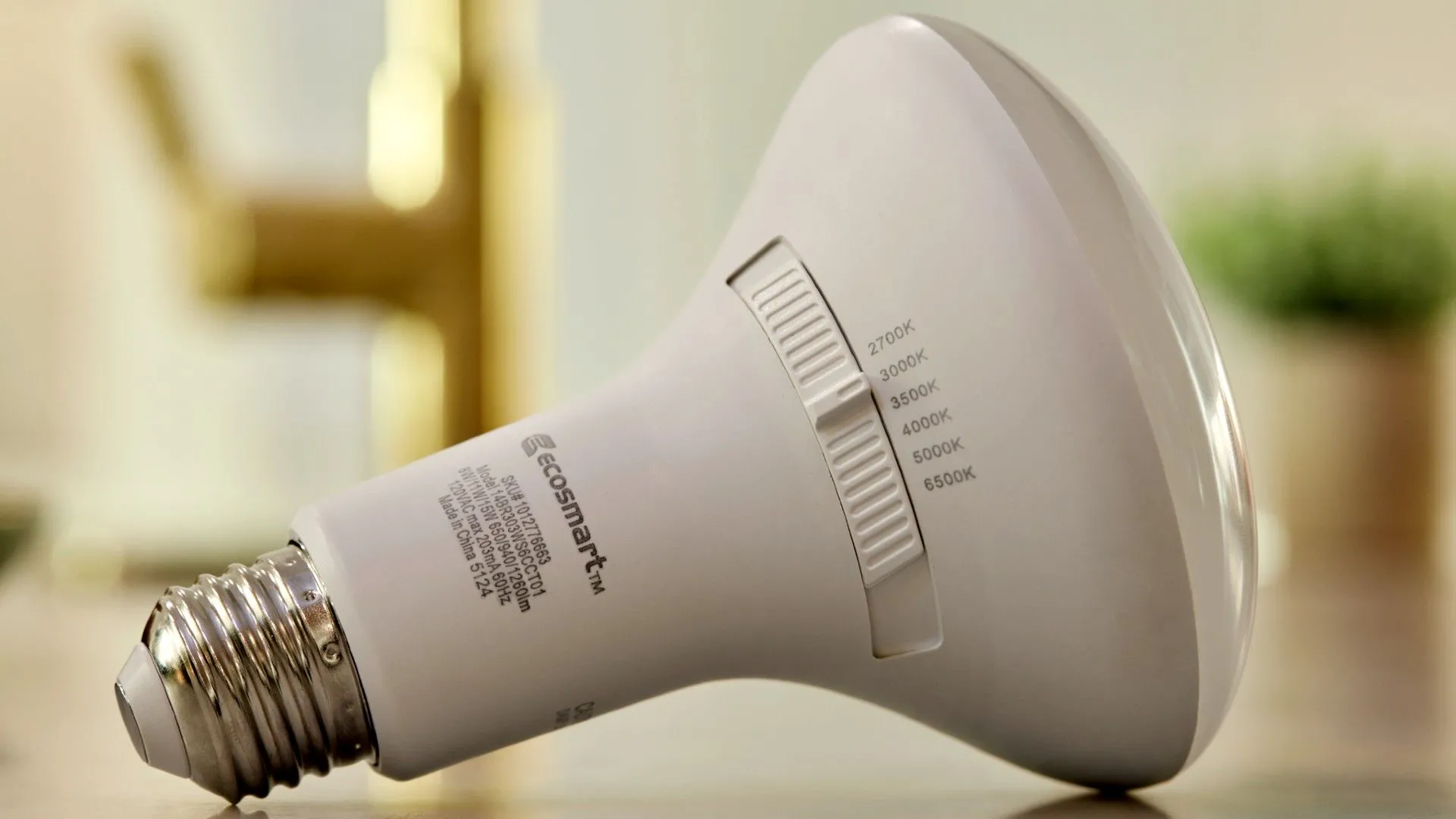 Bóng đèn thông minh EcoSmart hiển thị các chế độ ánh sáng khác nhau, minh họa sản phẩm mới của Home Depot.