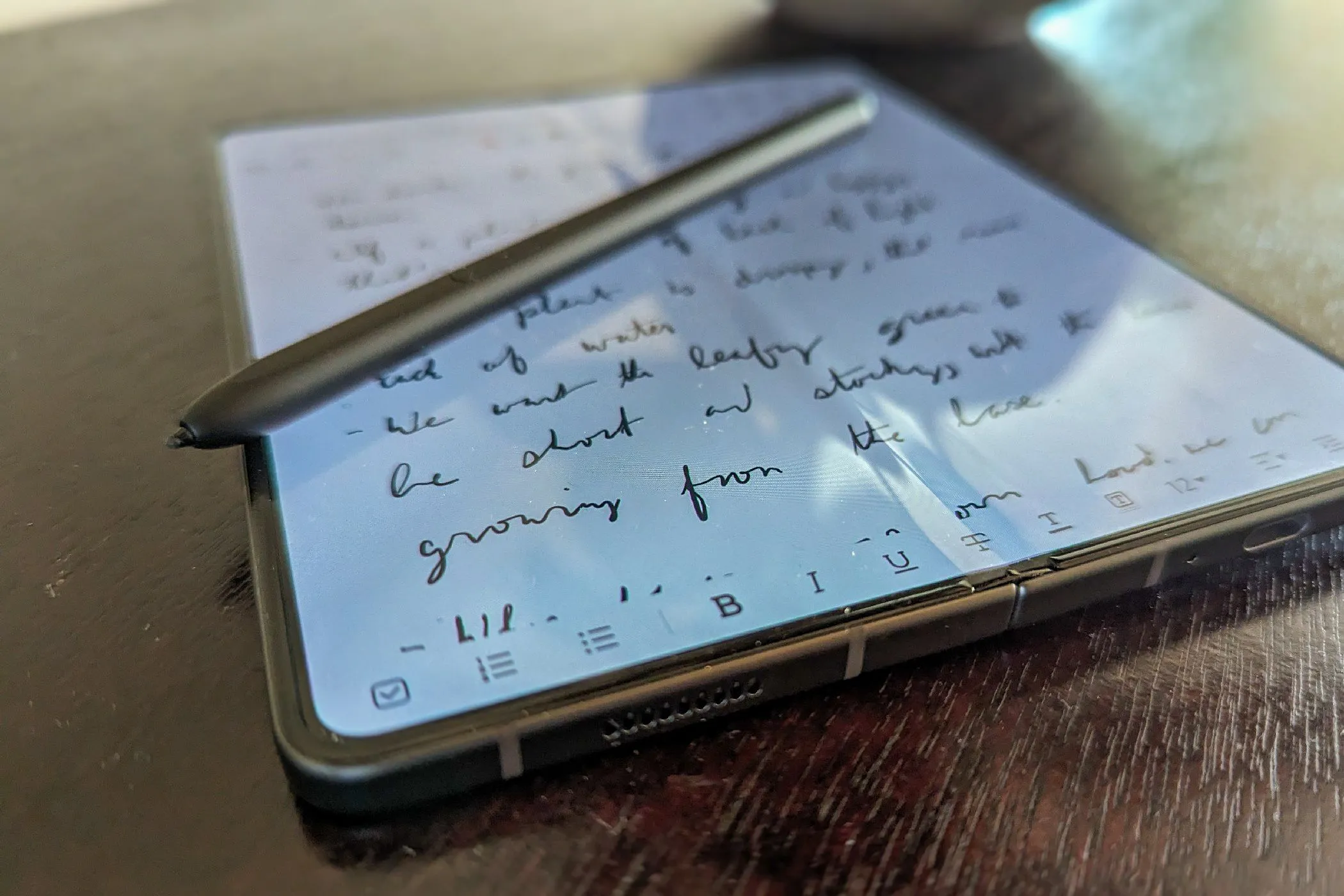 Bút S Pen được đặt trên màn hình điện thoại gập Samsung Galaxy Z Fold, minh họa khả năng làm việc đa năng
