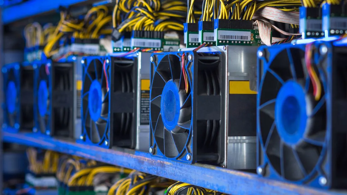 Các card đồ họa (GPU) dùng để đào tiền điện tử, tượng trưng cho hoạt động mining