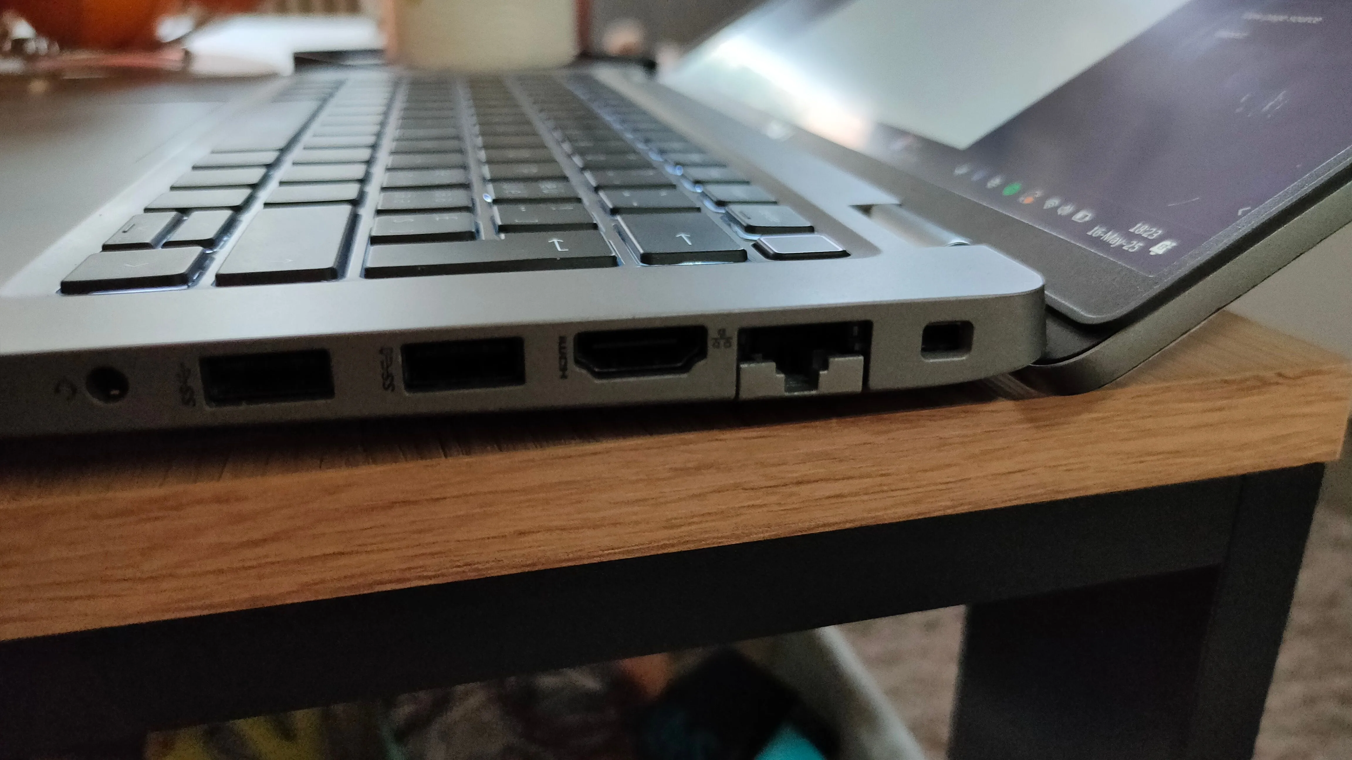Các cổng kết nối phổ biến trên laptop: jack tai nghe 3.5mm, USB-A, HDMI, Ethernet và khóa Kensington