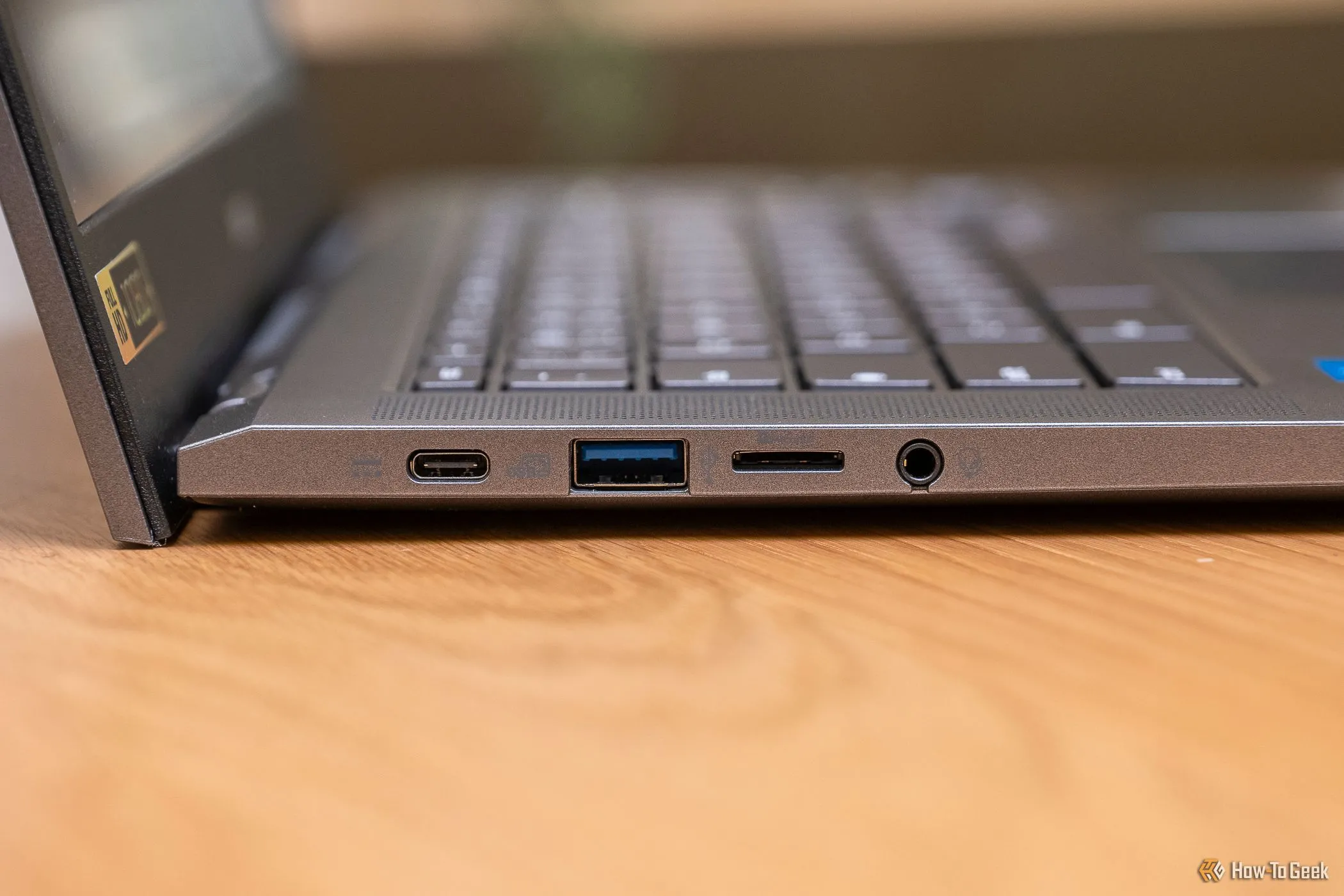 Các cổng kết nối USB trên cạnh trái của Acer Chromebook Plus 514, minh họa sự cố thiết bị ngoại vi không nhận