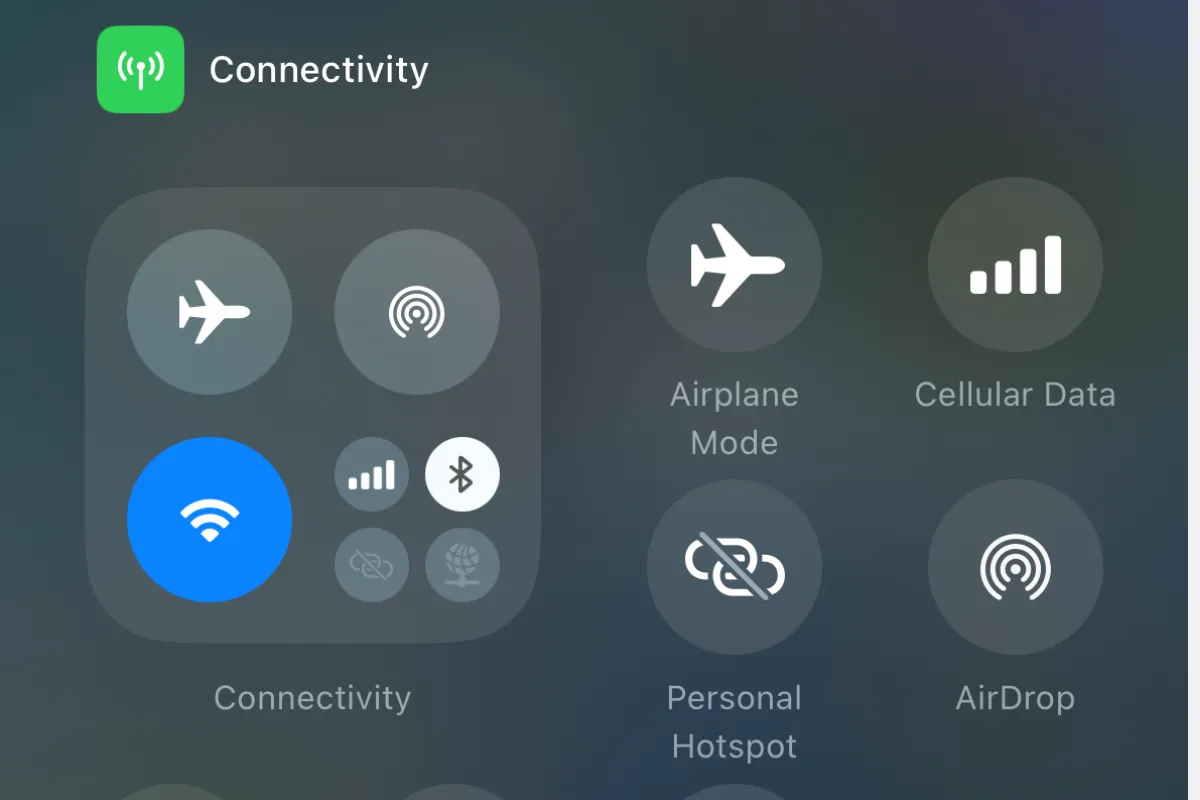 Các tùy chọn điều khiển kết nối cá nhân như Dữ liệu di động, Wi-Fi trong chế độ chỉnh sửa Control Center iOS 18