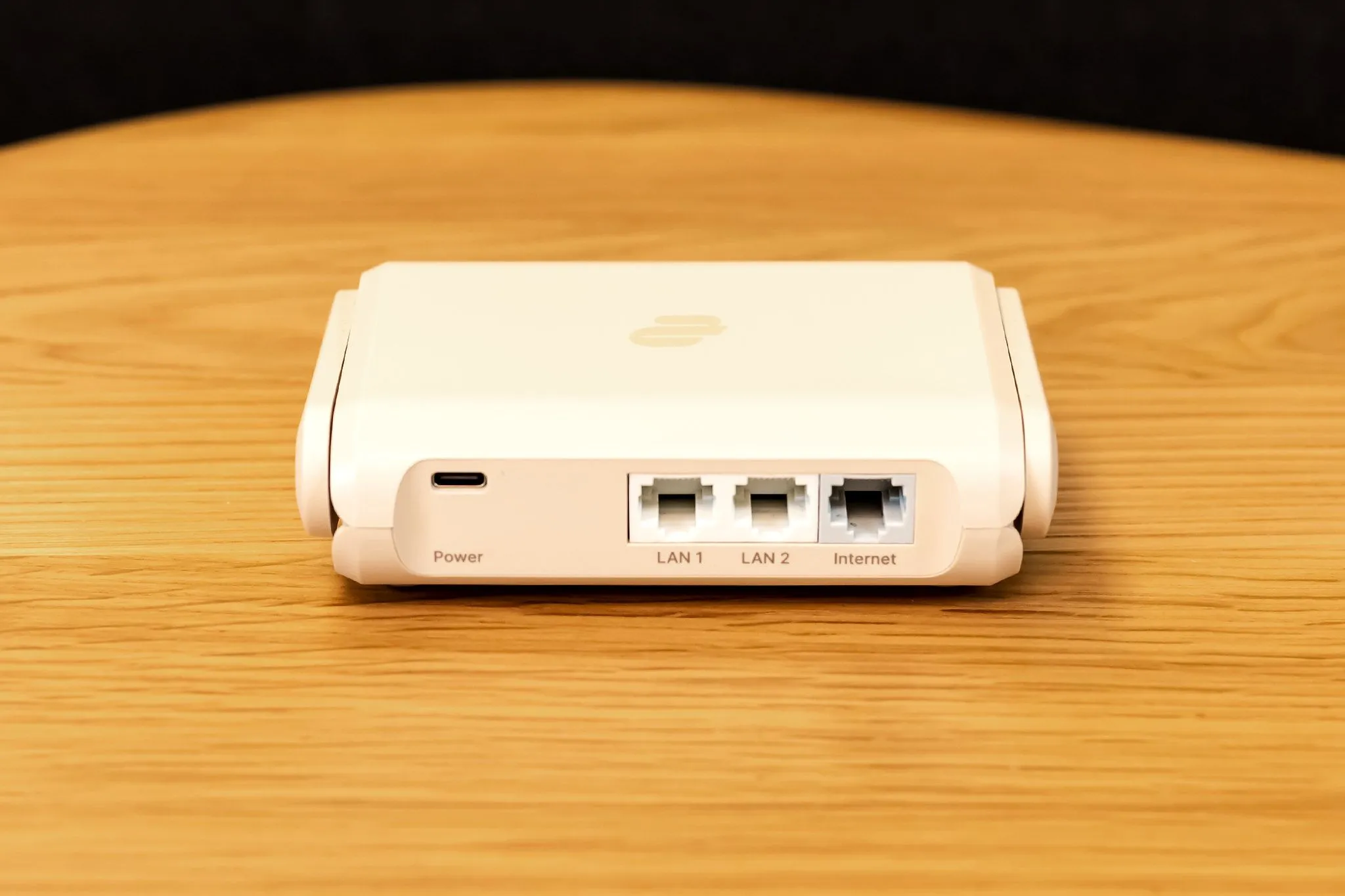 Cận cảnh bộ định tuyến du lịch với các cổng Ethernet, thể hiện khả năng kết nối linh hoạt qua mạng dây.