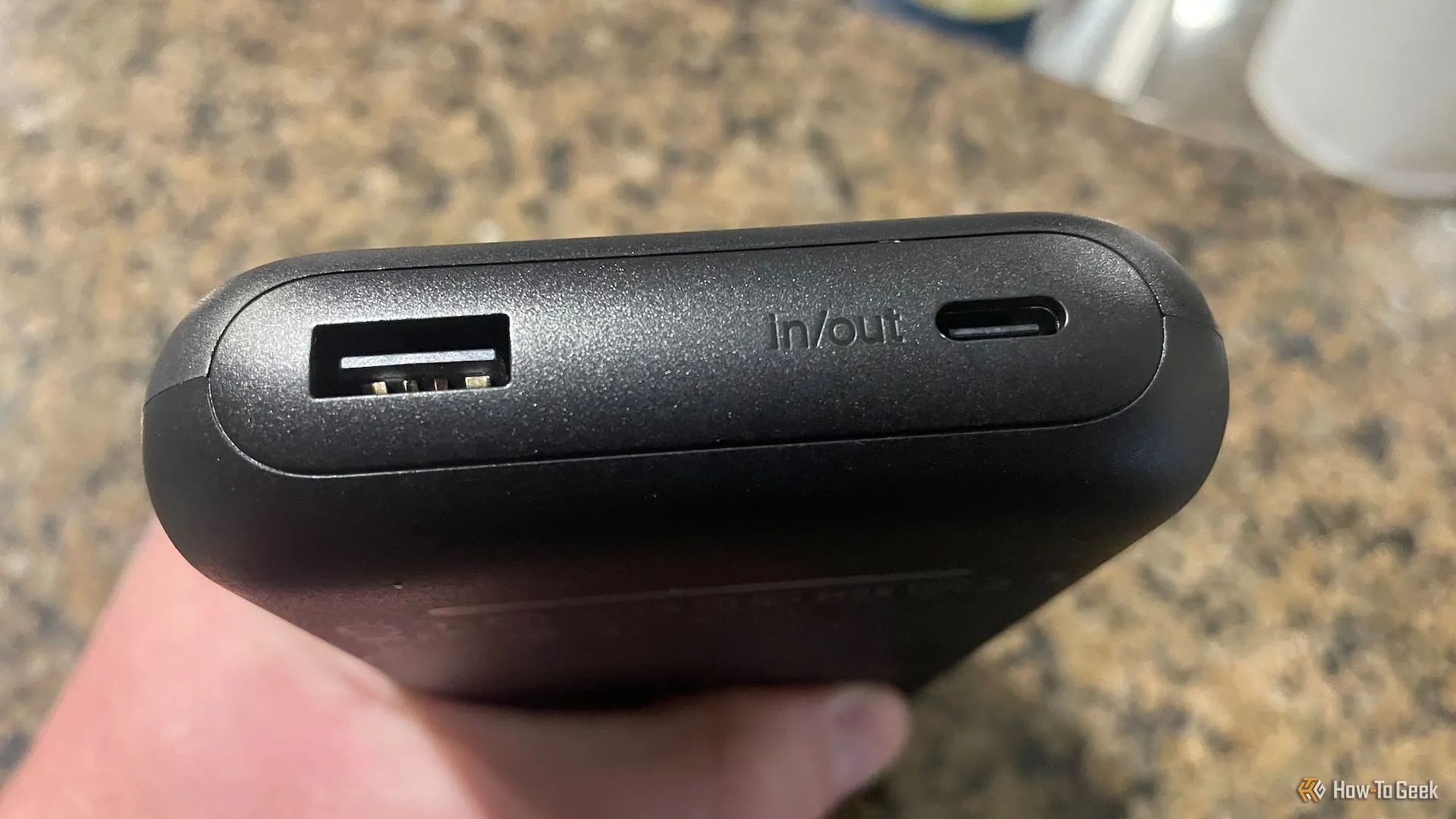 Cận cảnh các cổng sạc USB-C và USB-A trên pin dự phòng Belkin BoostCharge 20K, thể hiện khả năng kết nối đa dạng.